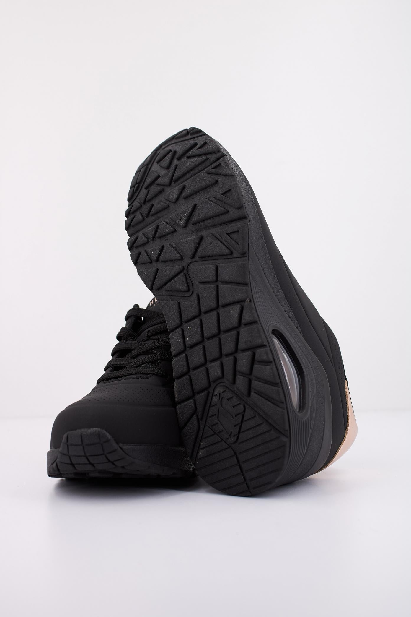SKECHERS UNO WEDGE - HI STEPS en color NEGRO  (5)