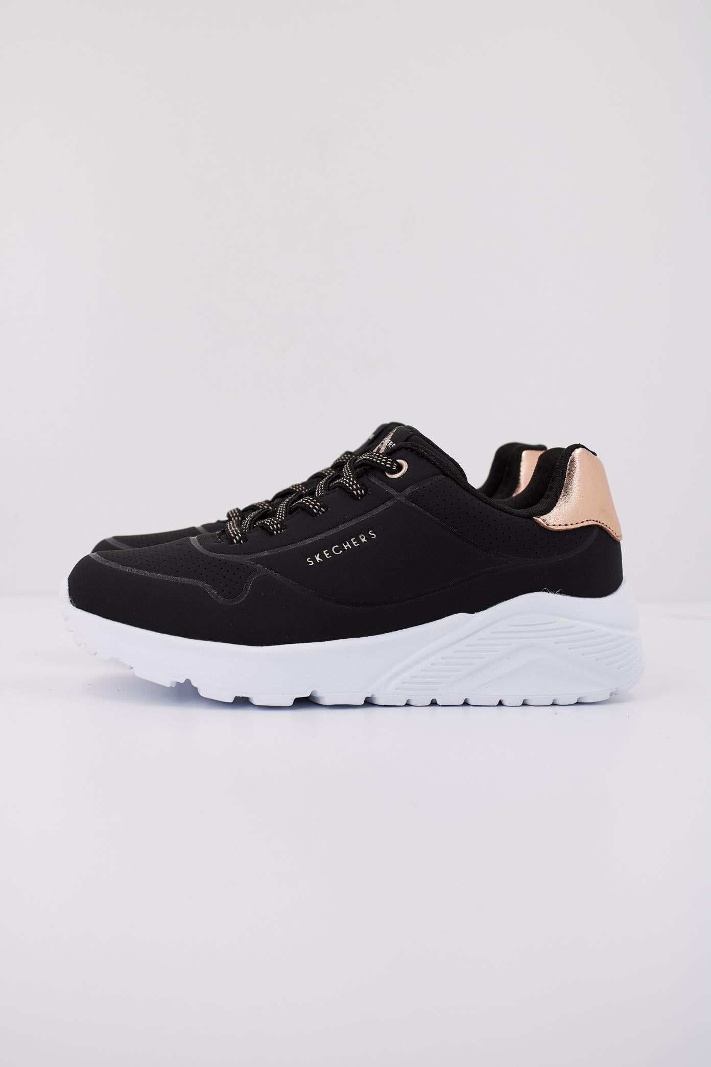 SKECHERS UNO LITE-METALLIC MO en color NEGRO  (1)