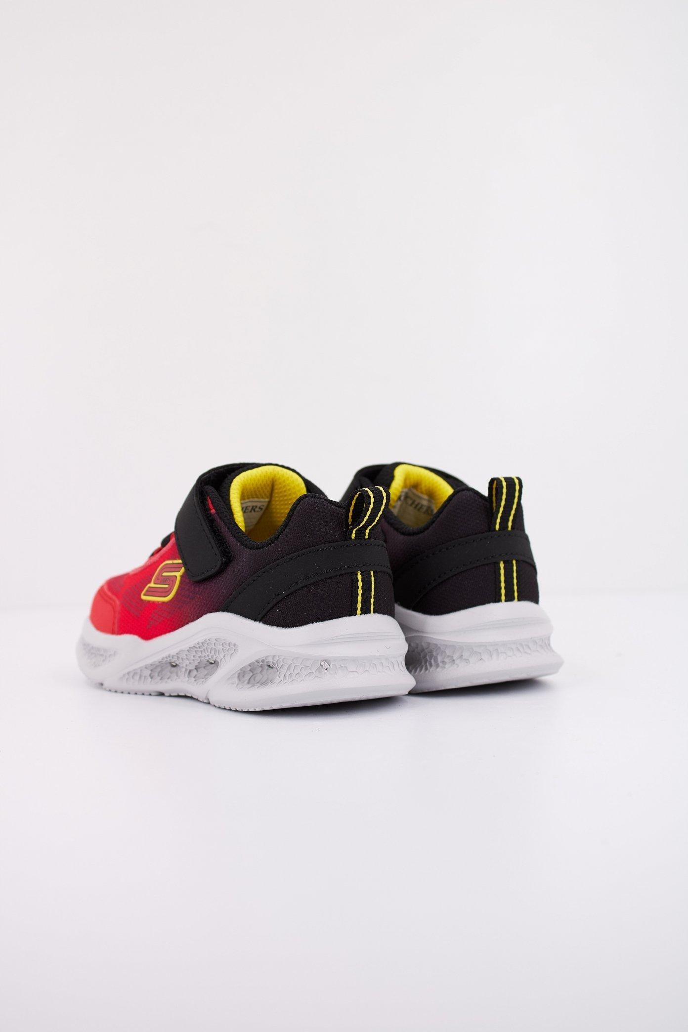SKECHERS METEOR-LIGH en color ROJO  (4)
