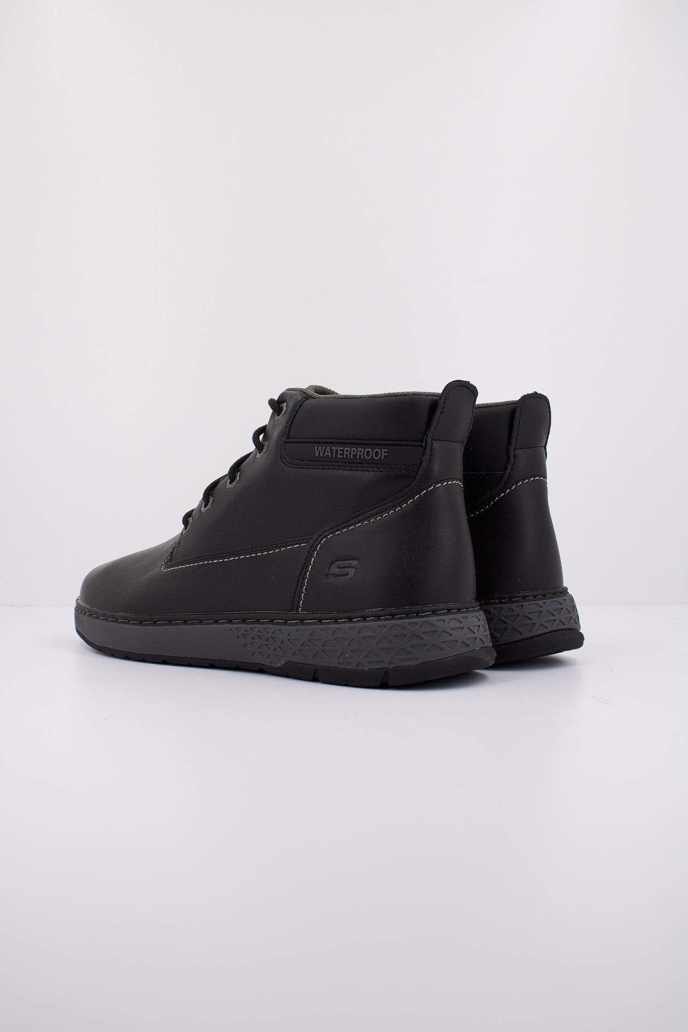 SKECHERS GARLAN - DENO en color NEGRO  (4)