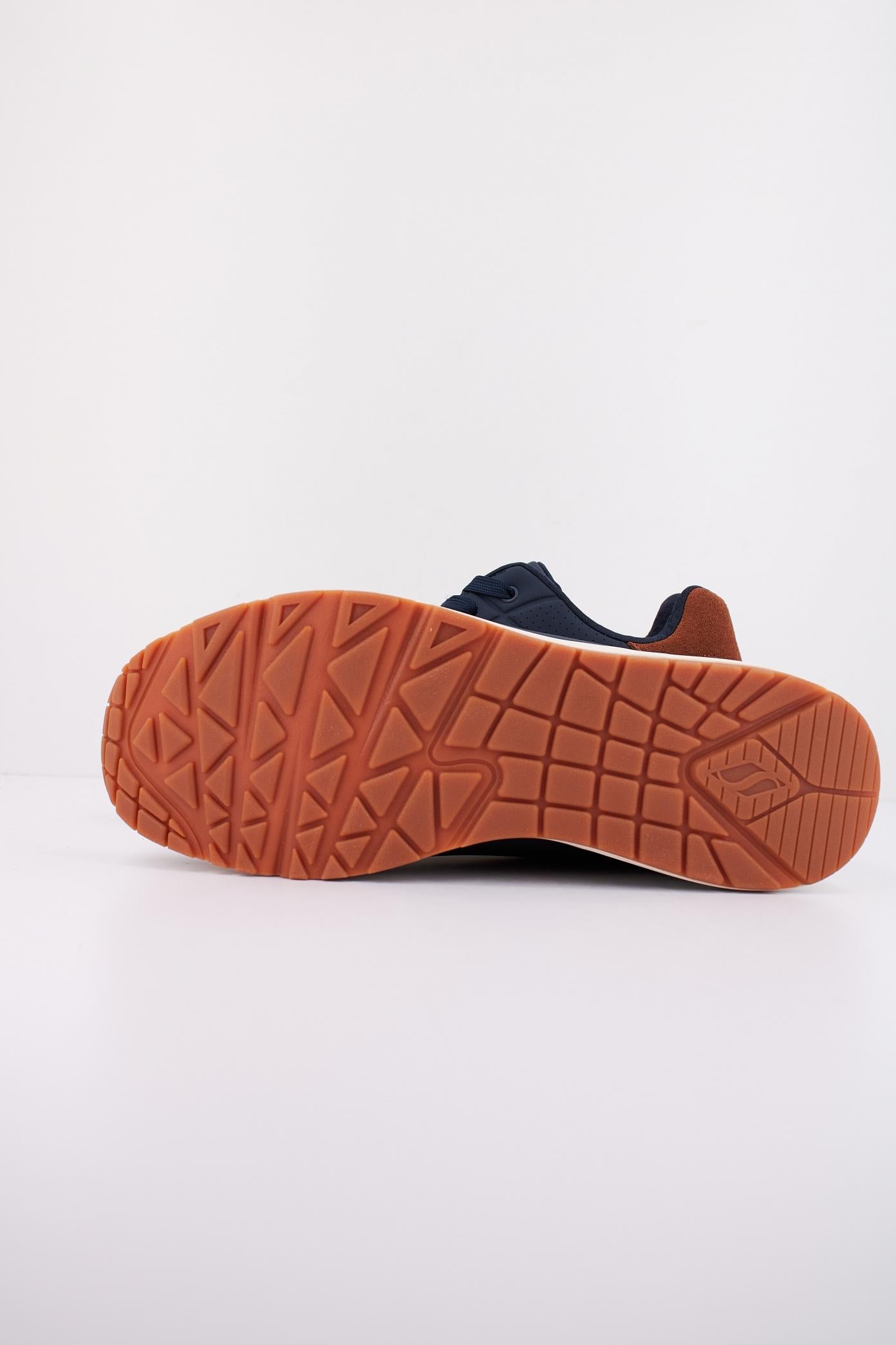 SKECHERS UNO - SUITED ON AIR en color AZUL  (5)