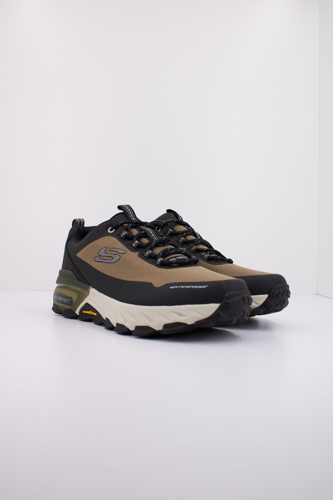 SKECHERS MAX PROTECT - FAST TRACK en color VERDE  (2)