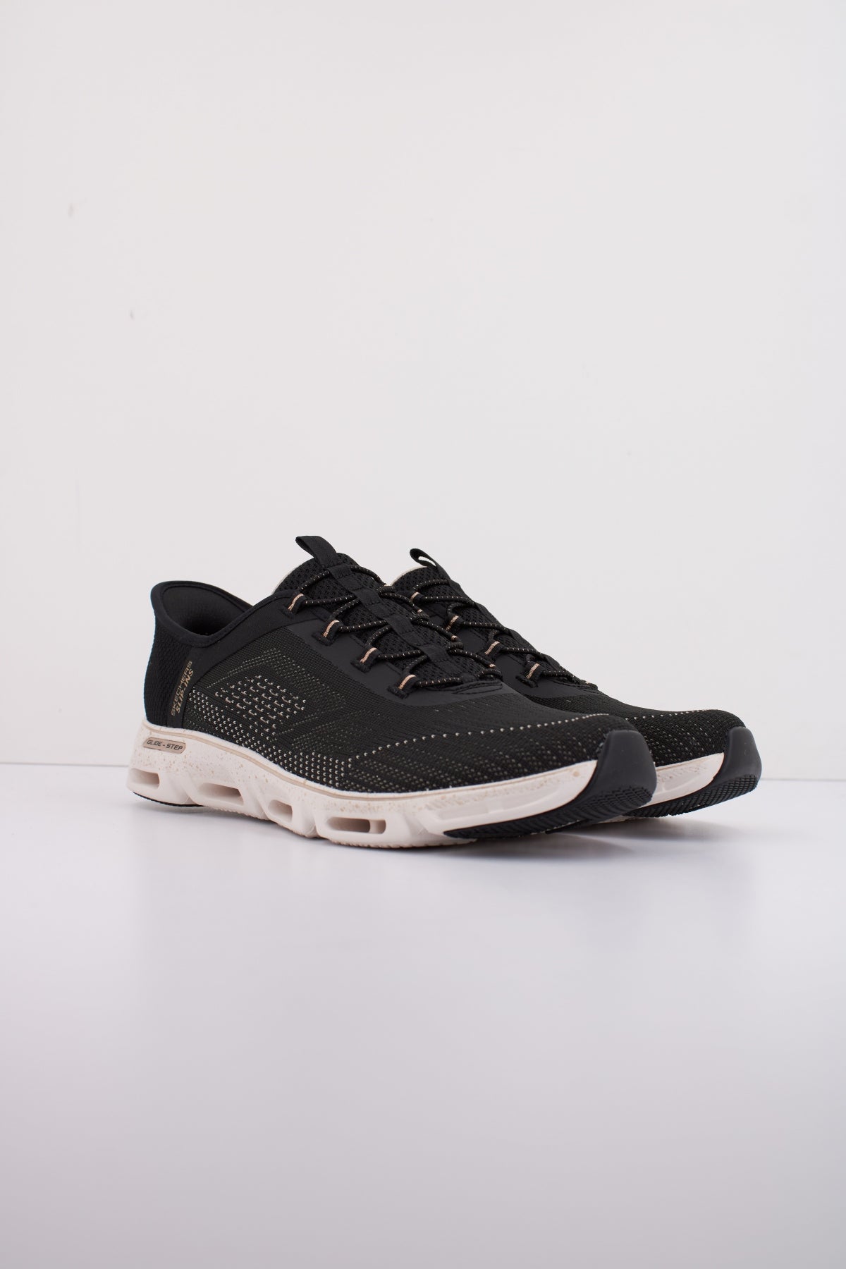 SKECHERS GILDE STEP GRATIFY en color NEGRO  (2)