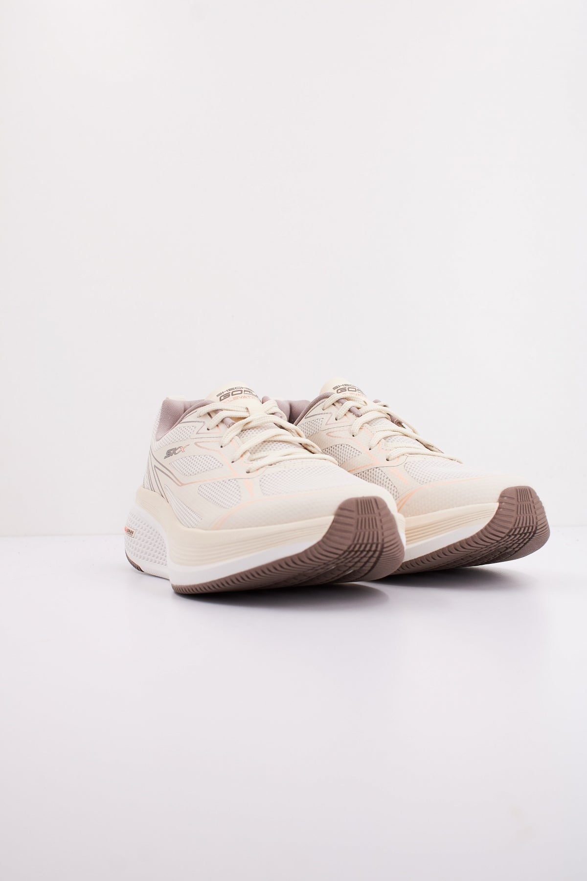 SKECHERS GO RUN ELEVATE . en color BEIS  (2)