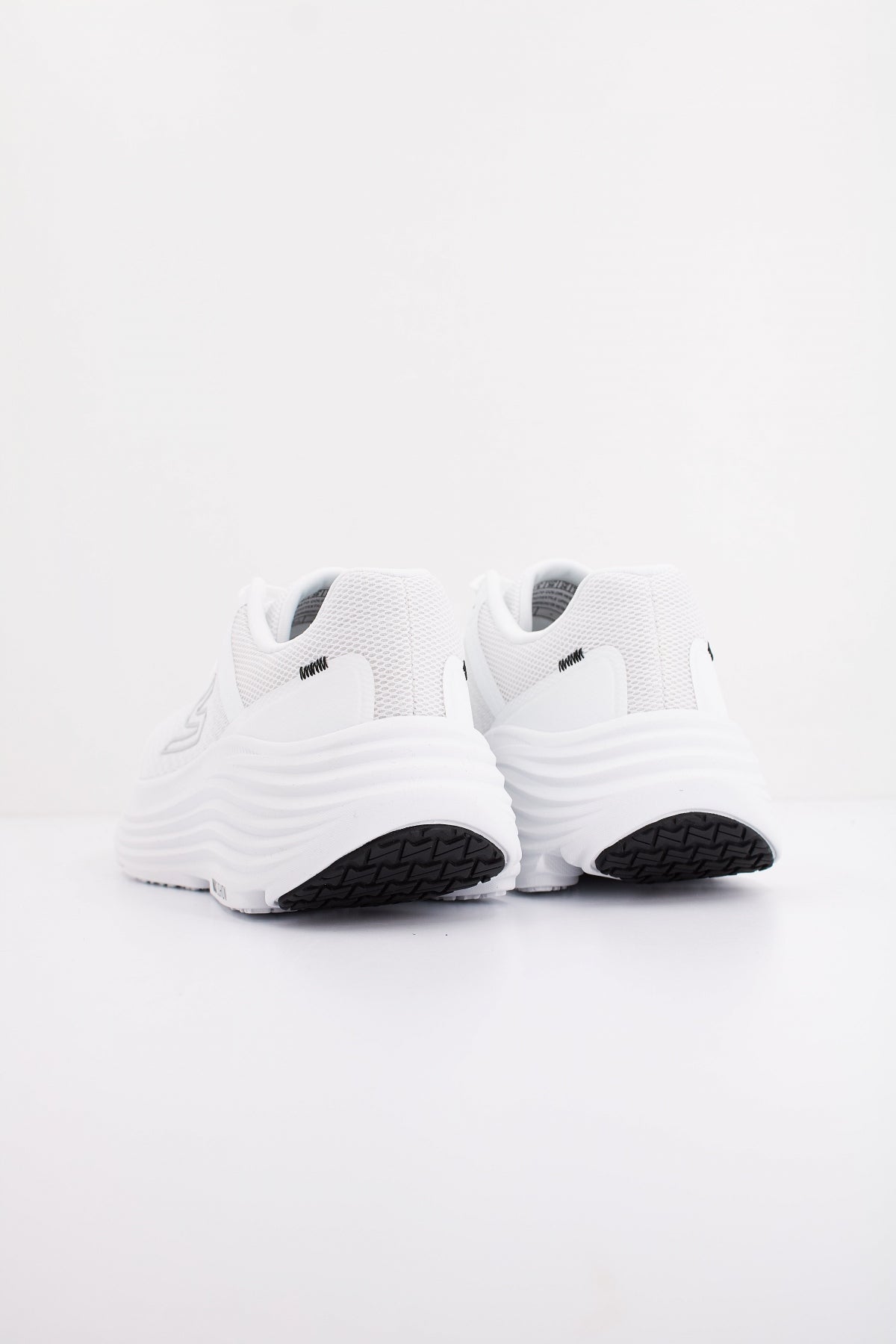 SKECHERS  MAX CUSHIONING ENDEA en color BLANCO  (4)