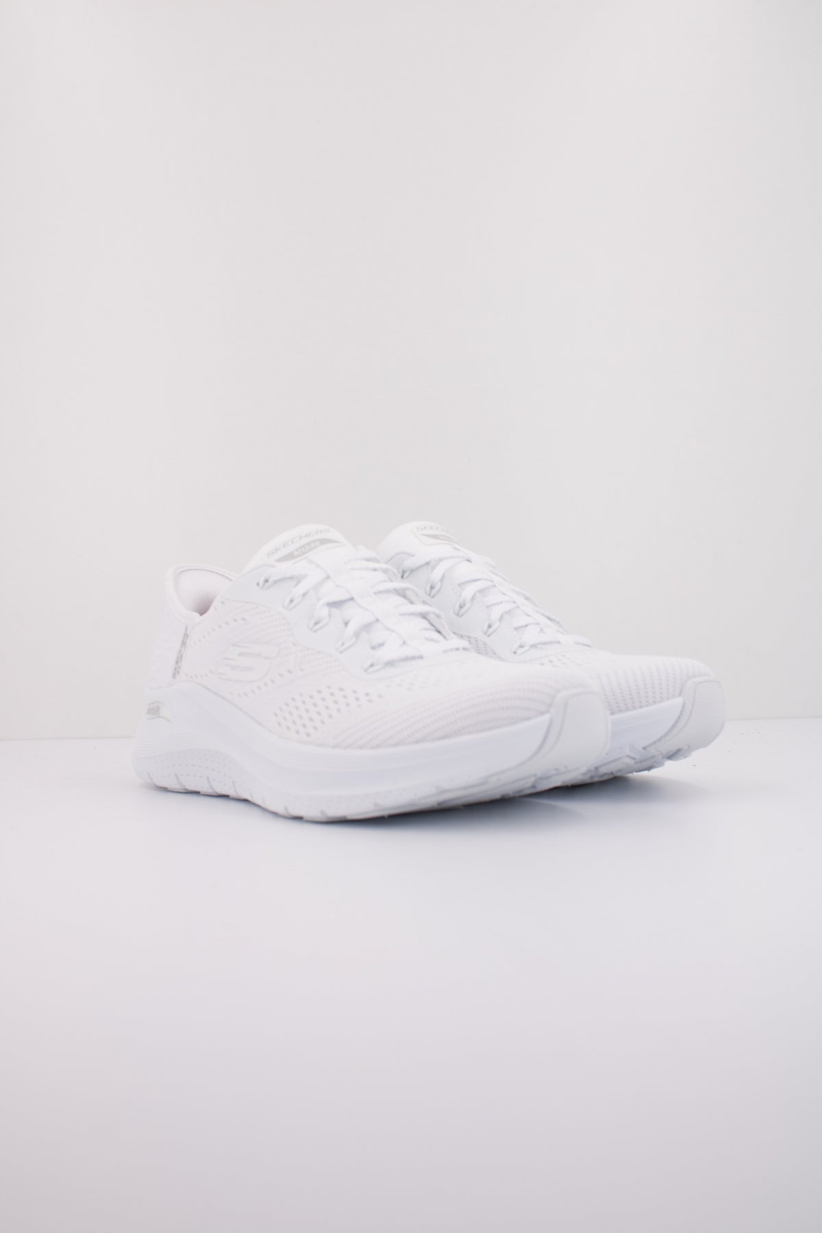 SKECHERS ARCH FIT . SLIP-INS en color BLANCO  (2)