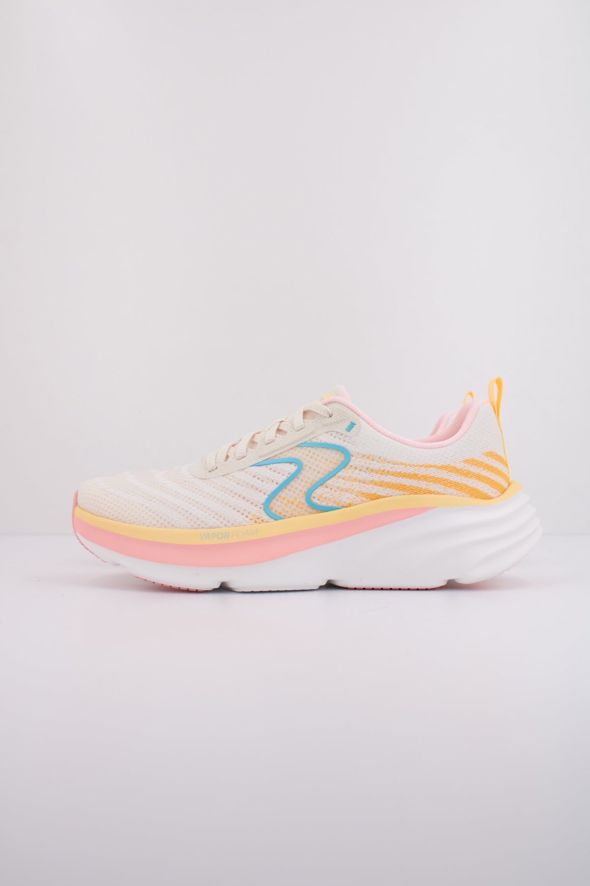 SKECHERS D'LUX VAPOR COOL BREEZE en color BEIS  (1)