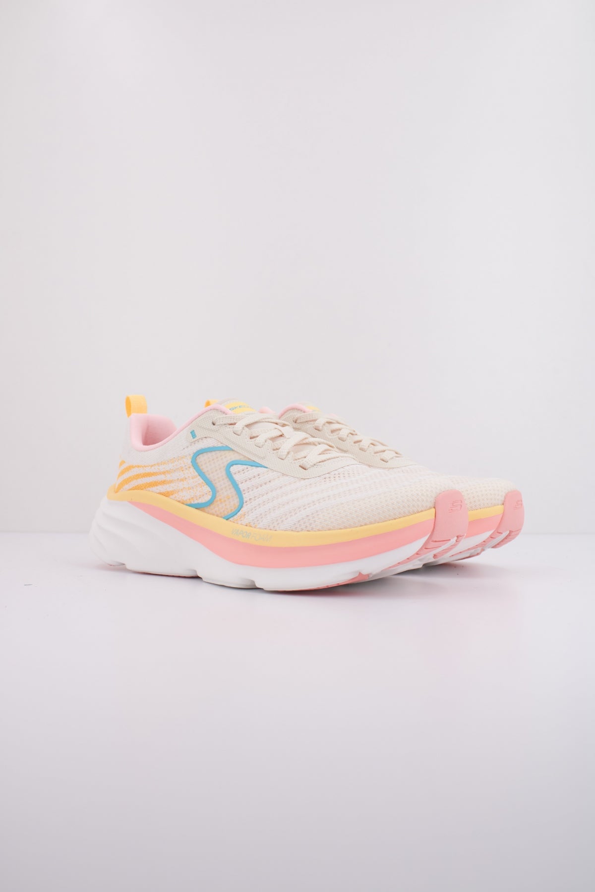 SKECHERS D'LUX VAPOR COOL BREEZE en color BEIS  (2)