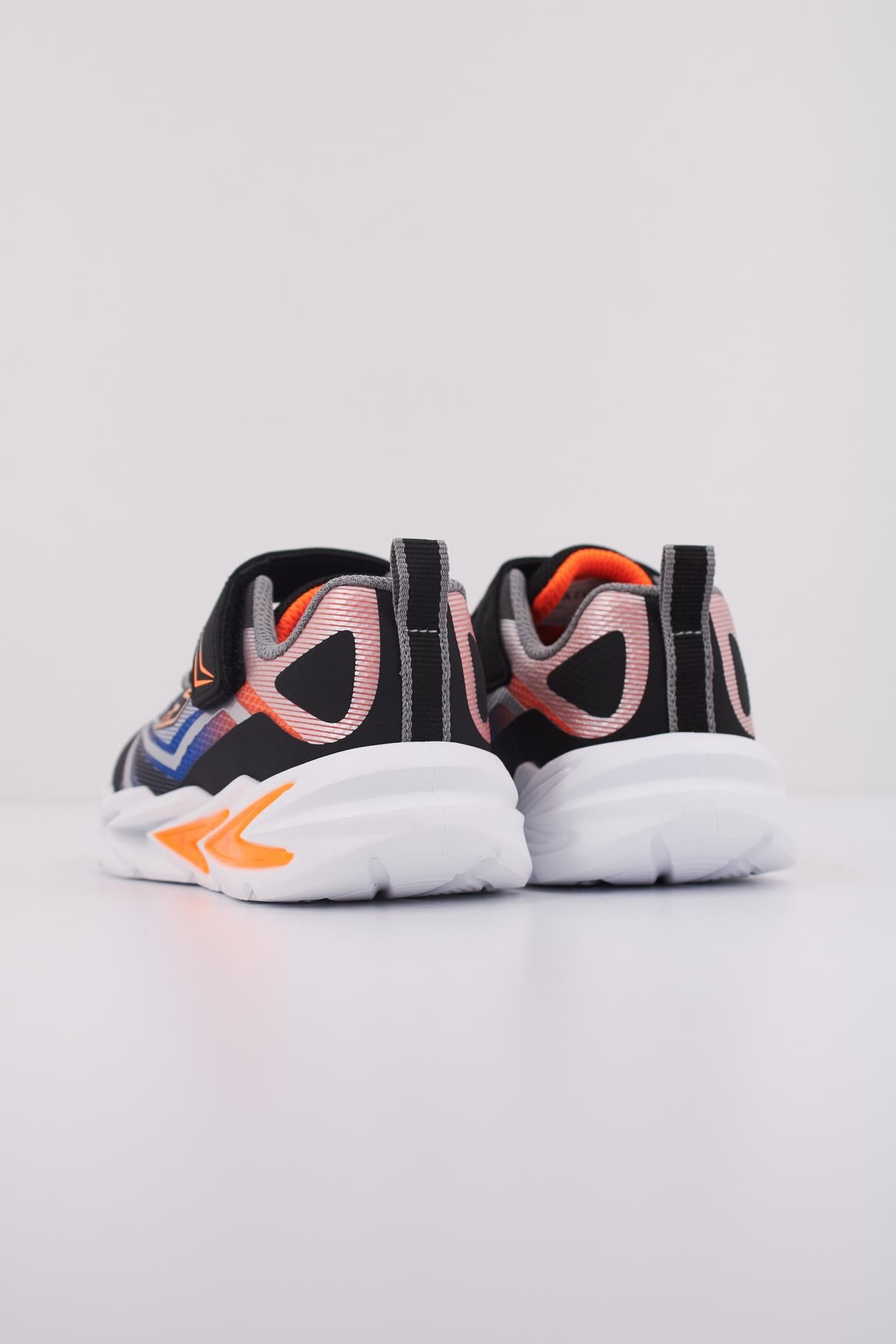 SKECHERS FLEX-GLOW ULTRA en color NEGRO  (4)