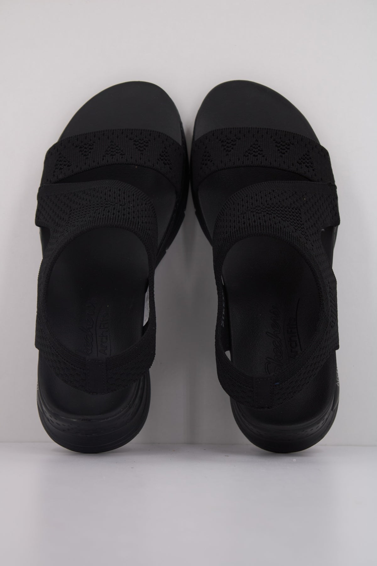 SKECHERS ARCH FIT en color NEGRO  (3)
