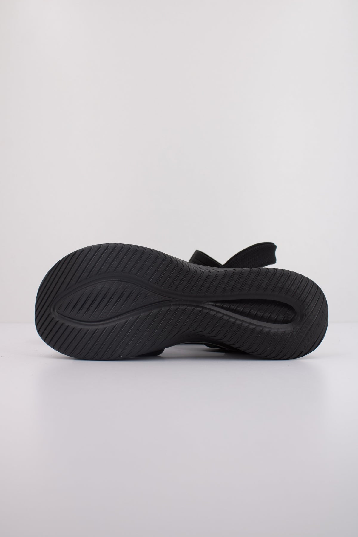 SKECHERS  ULTRA FLEX . SANDAL NEV  en color NEGRO  (5)