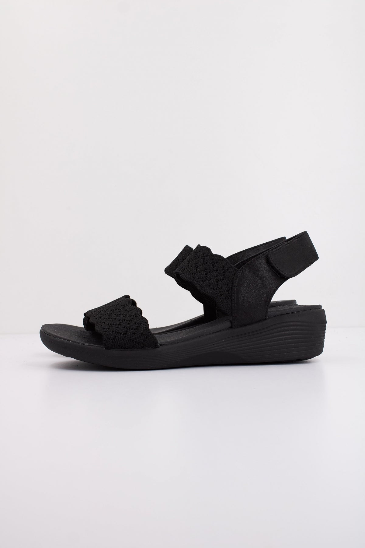 SKECHERS ARYA en color NEGRO  (1)