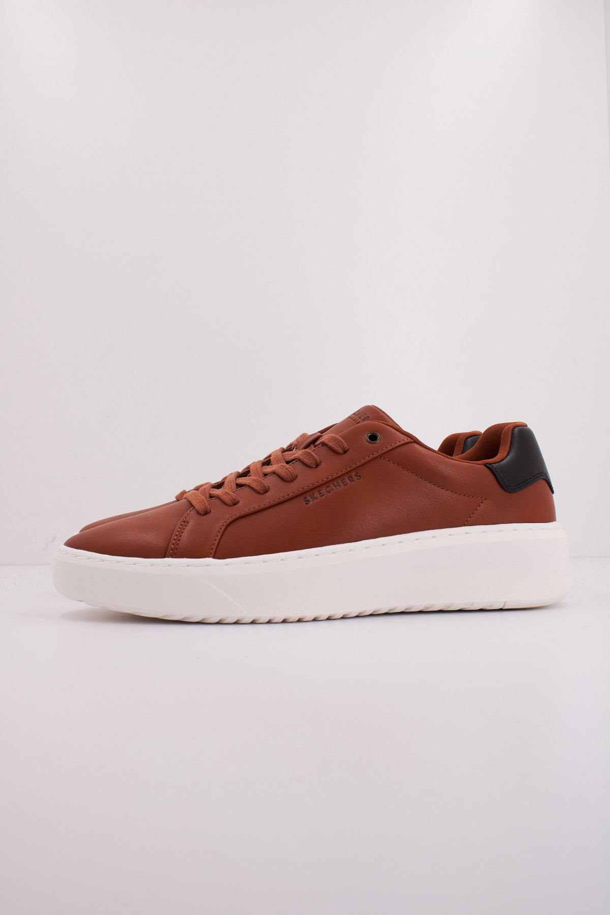 SKECHERS COURT BREAK en color MARRON  (1)