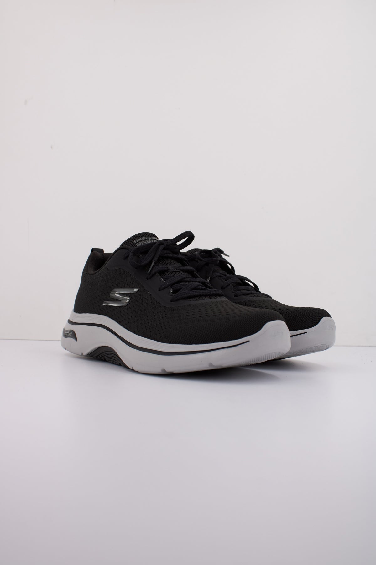SKECHERS GO WALK ARCH FIT . en color NEGRO  (2)