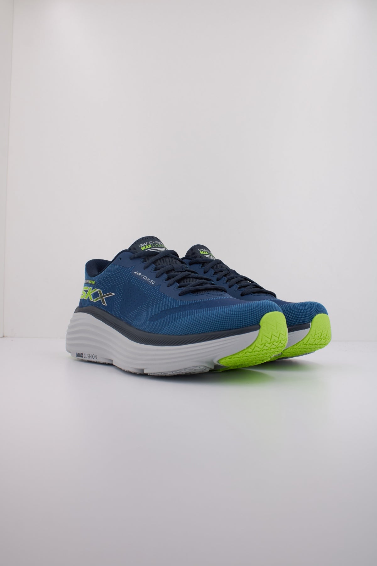 SKECHERS MAX CUSHIONING END en color AZUL  (2)