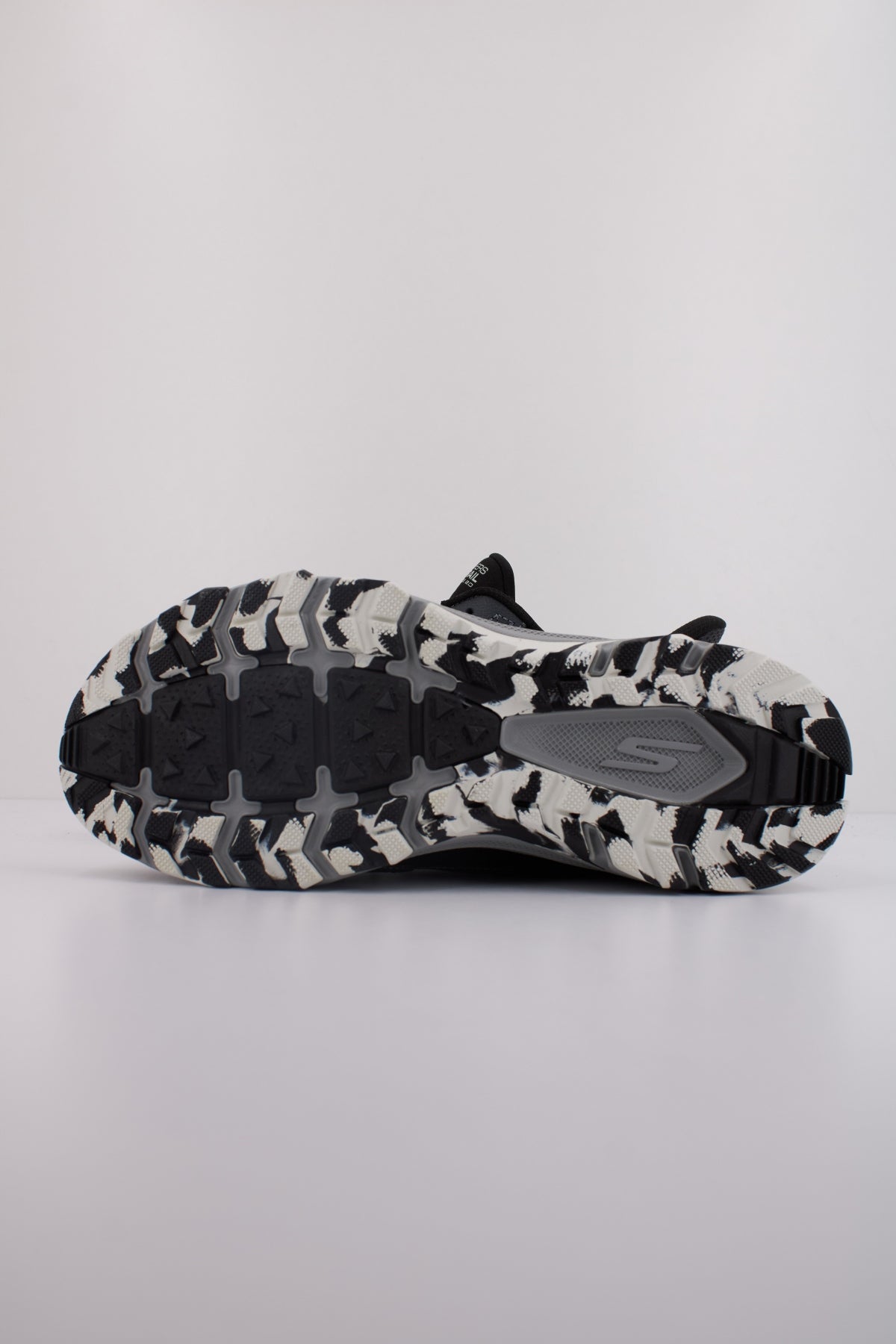 SKECHERS GO RUN TRAIL . en color GRIS  (5)