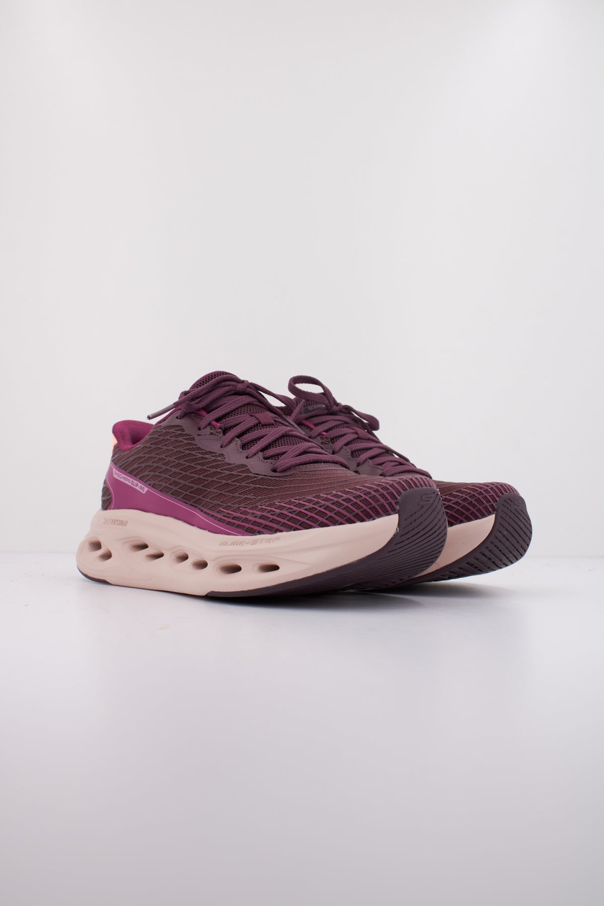 SKECHERS MAX CUSHIONING GLIDE STEP en color BURDEOS  (2)