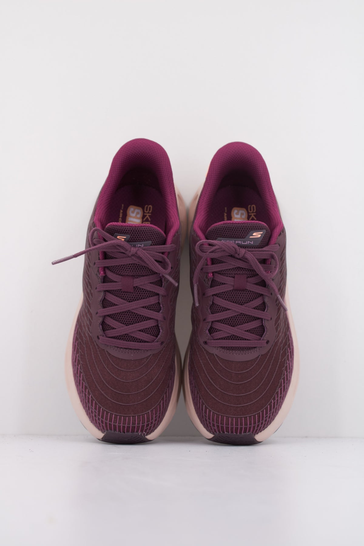 SKECHERS MAX CUSHIONING GLIDE STEP en color BURDEOS  (3)