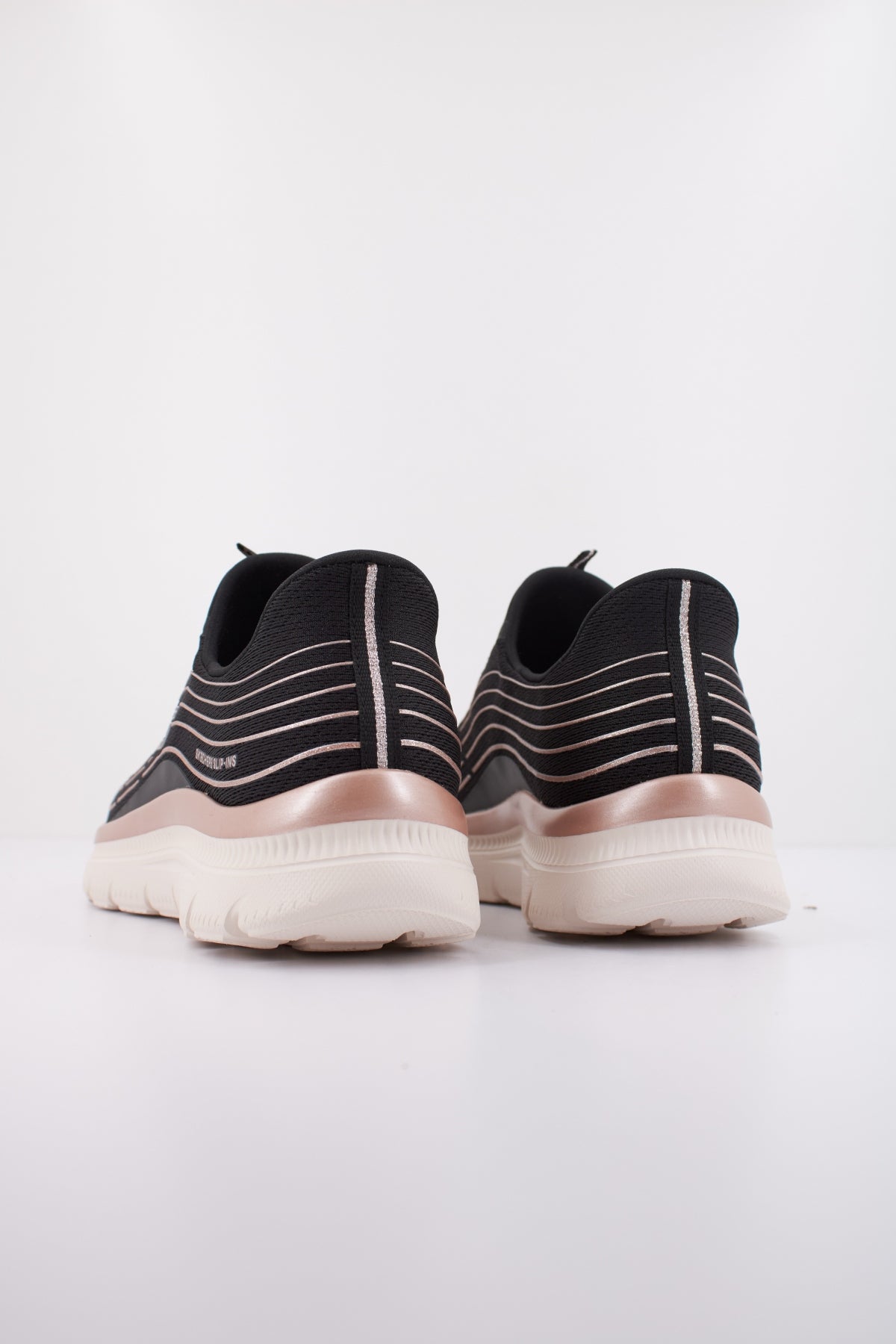 SKECHERS PLUS SOFT LUSTER en color NEGRO  (4)