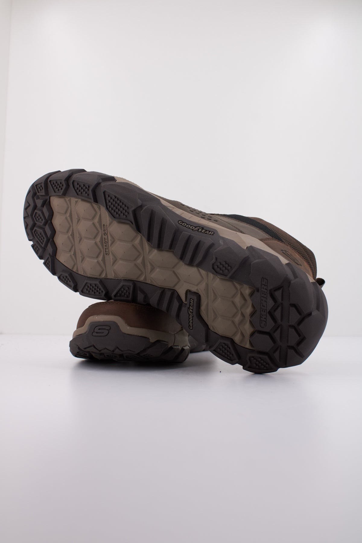 SKECHERS  SANTORO-HOPKINS  en color NEGRO  (5)
