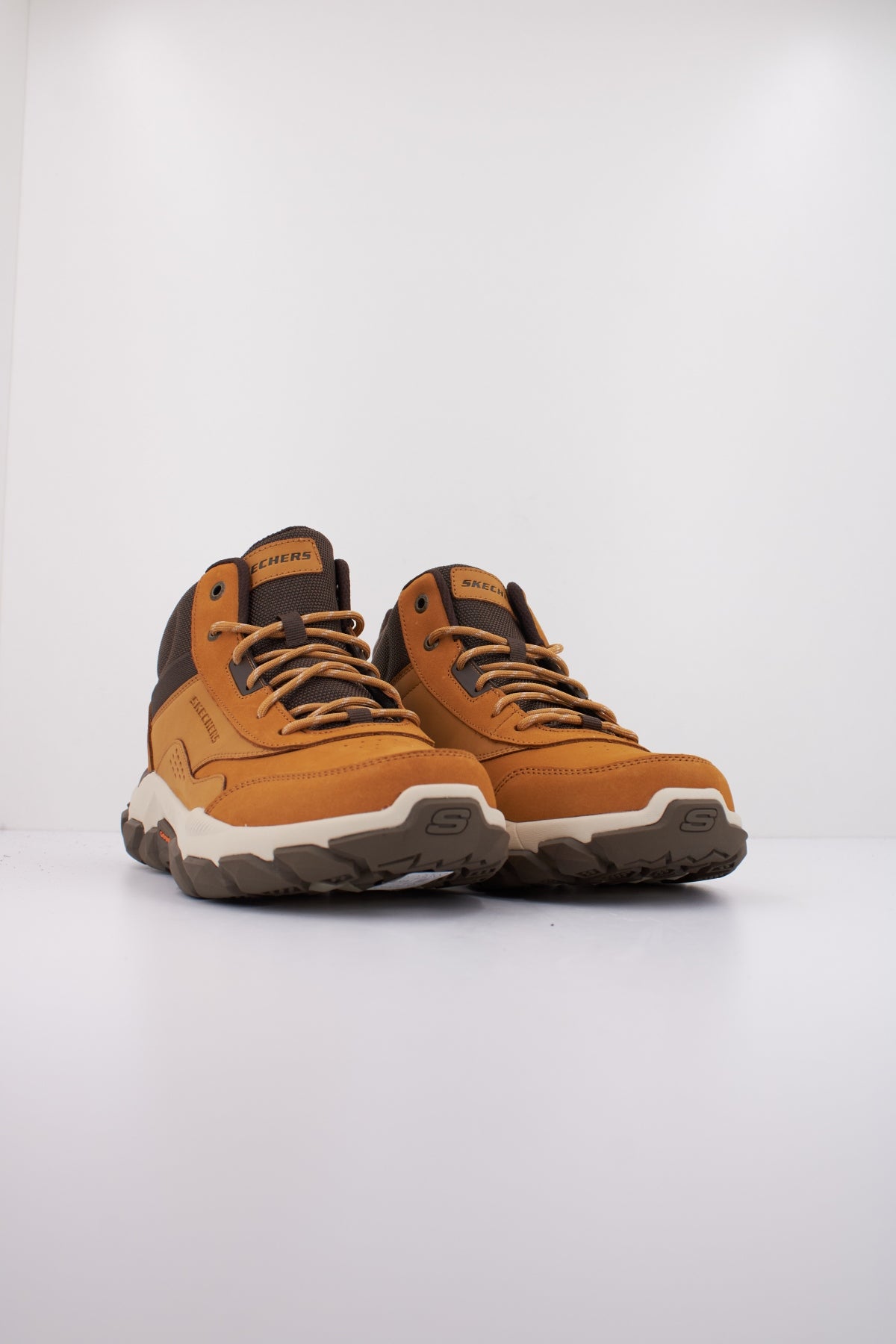 SKECHERS  SANTORO-HOPKINS  en color MARRON  (2)