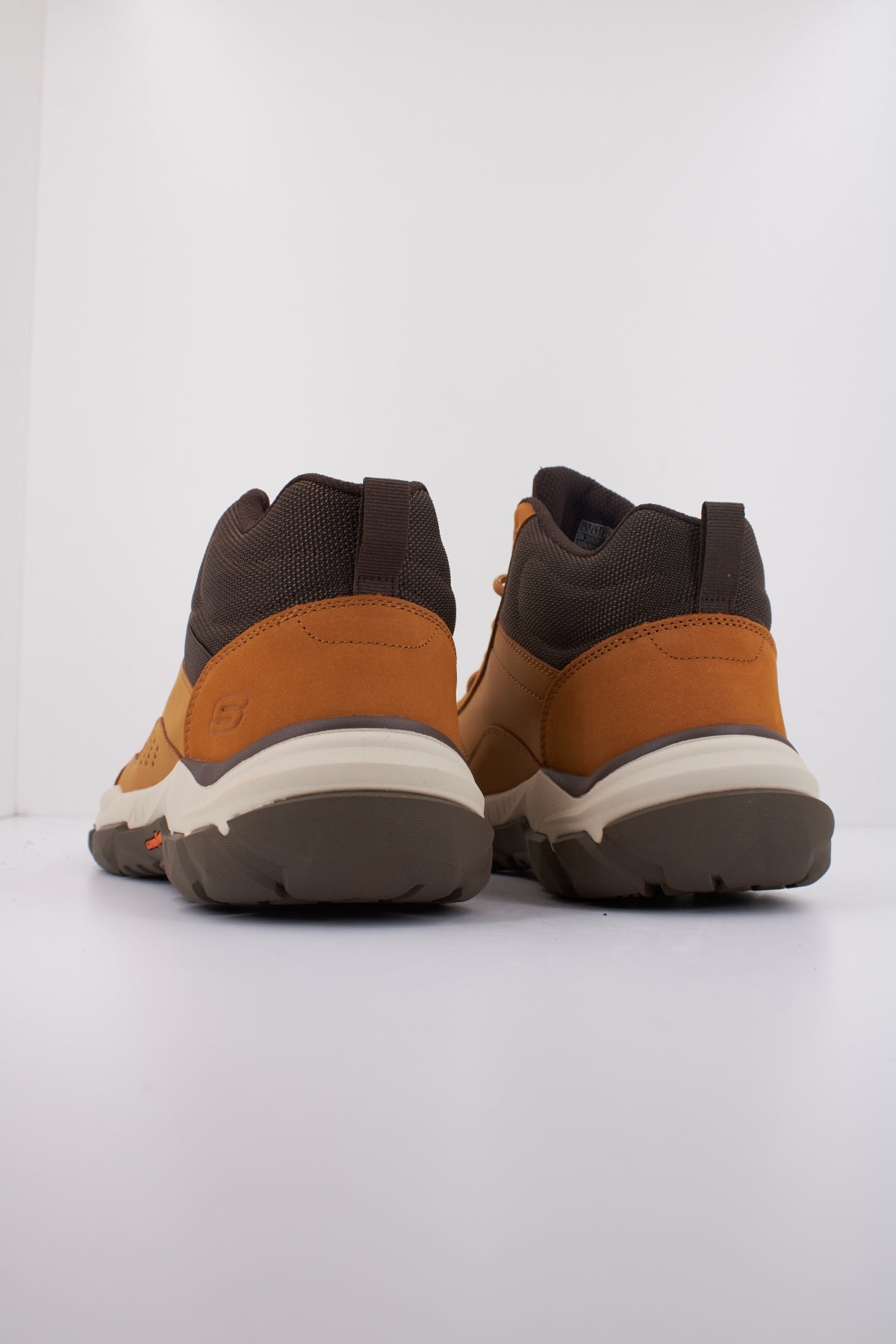 SKECHERS  SANTORO-HOPKINS  en color MARRON  (4)