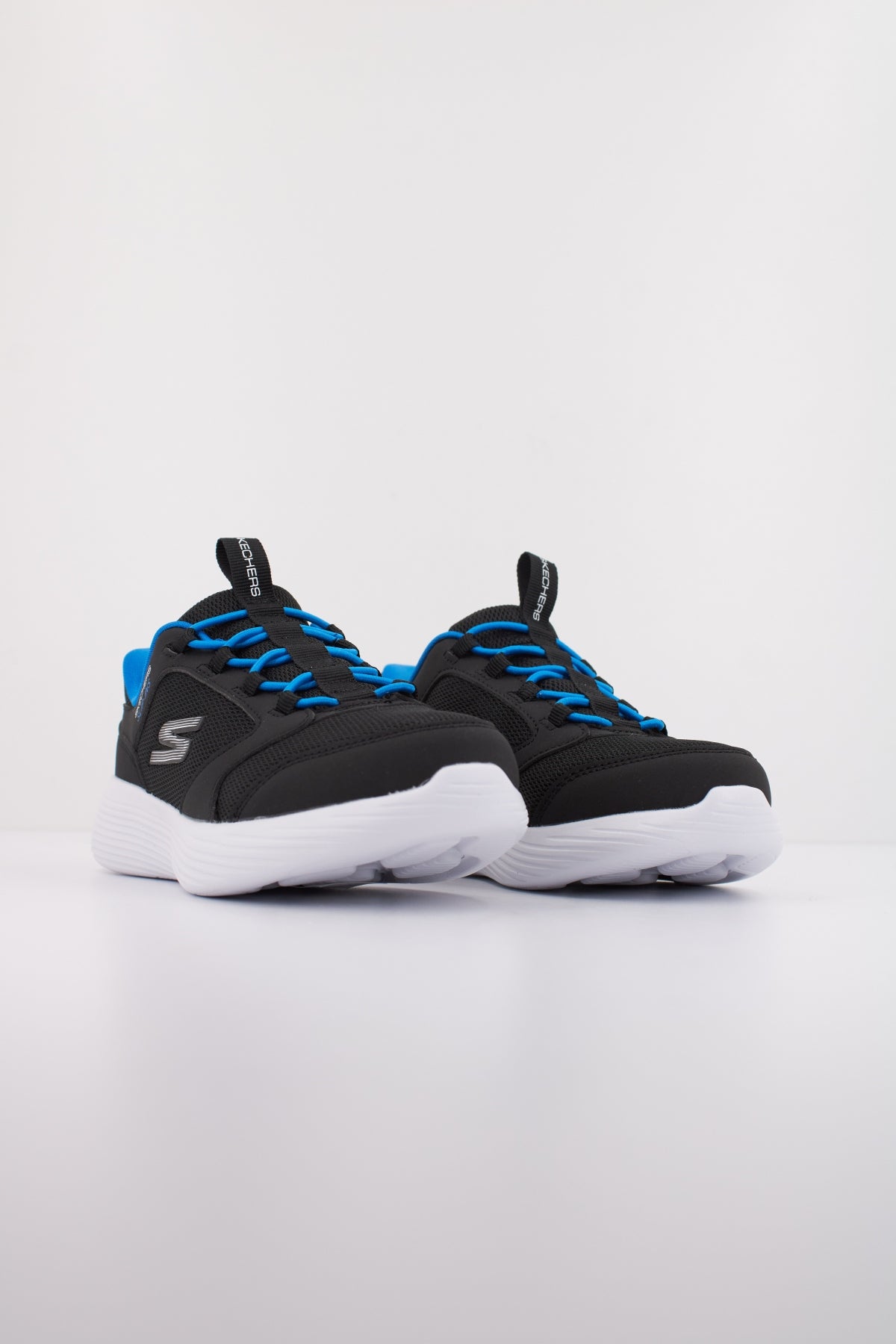 SKECHERS RUN  V TURBO BRISK en color NEGRO  (2)