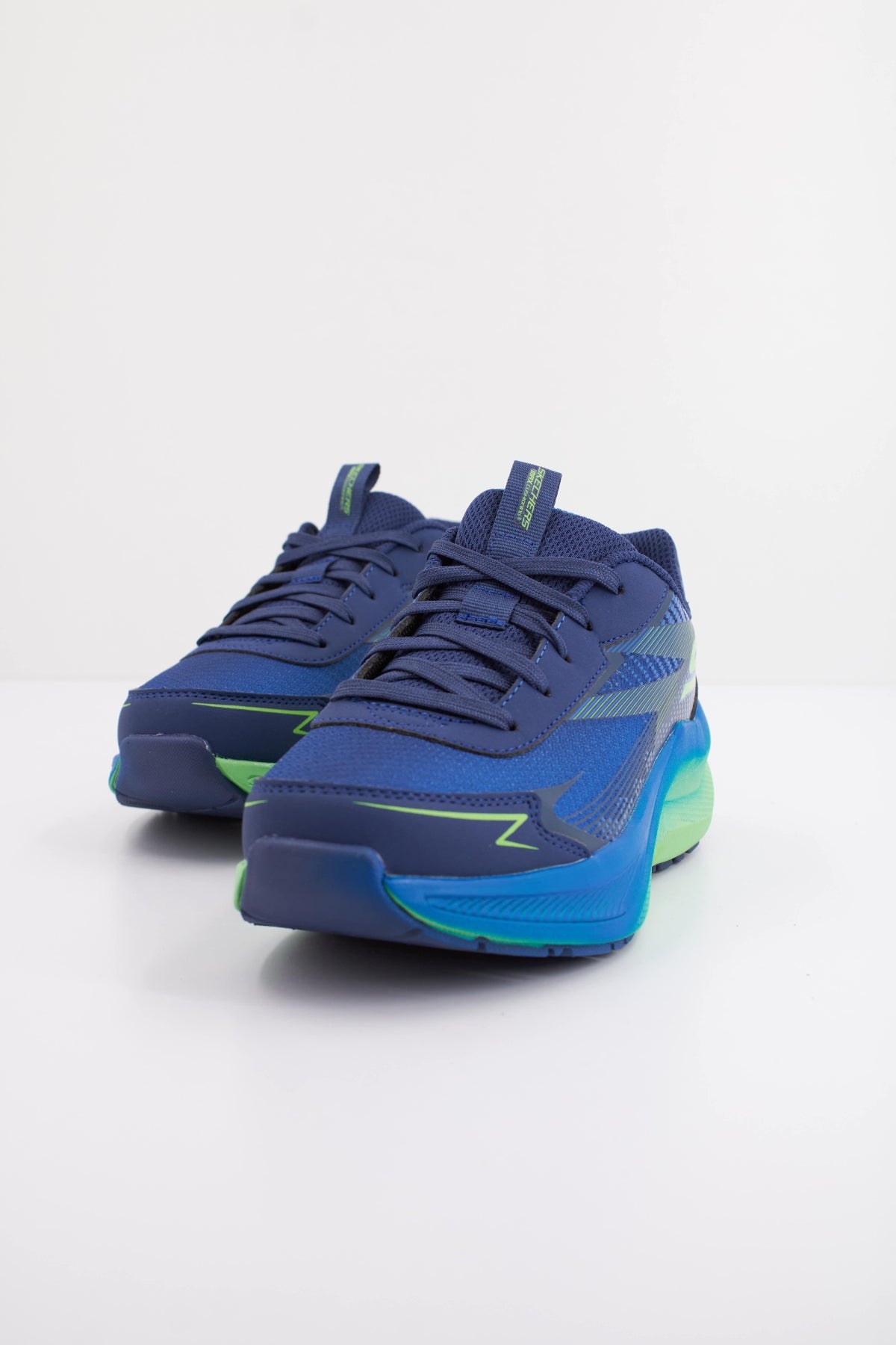 SKECHERS MAX CUSHIONING ASCENDER en color AZUL  (2)