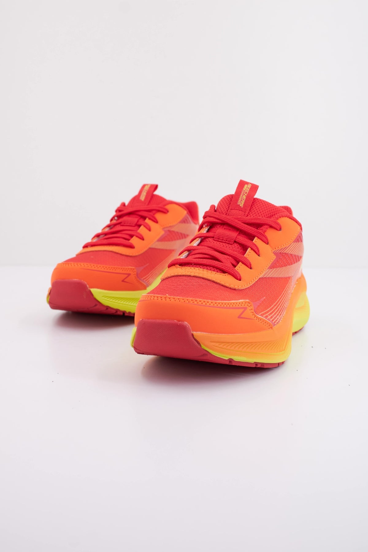 SKECHERS MAX CUSHIONING ASCENDER en color NARANJA  (2)