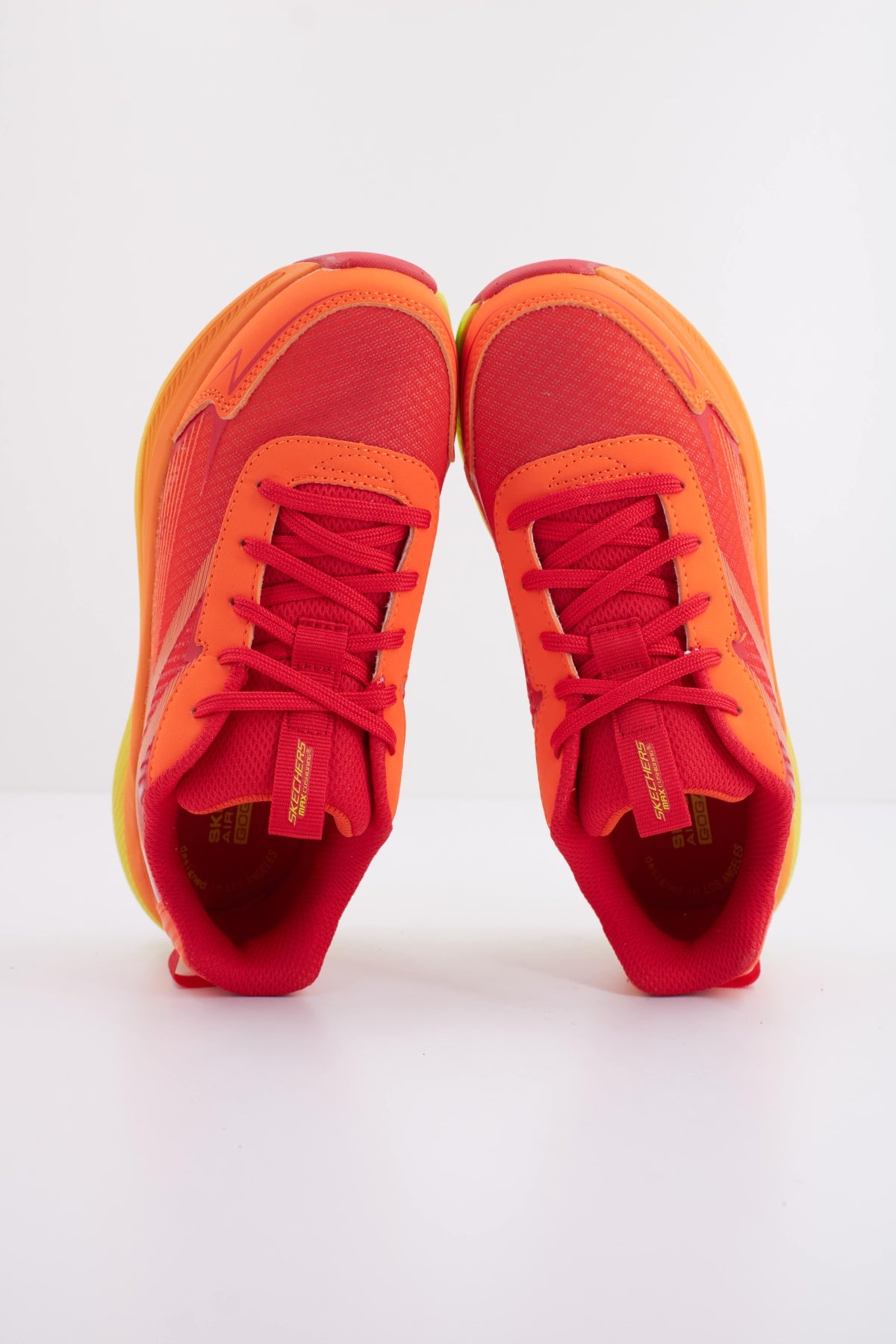 SKECHERS MAX CUSHIONING ASCENDER en color NARANJA  (3)