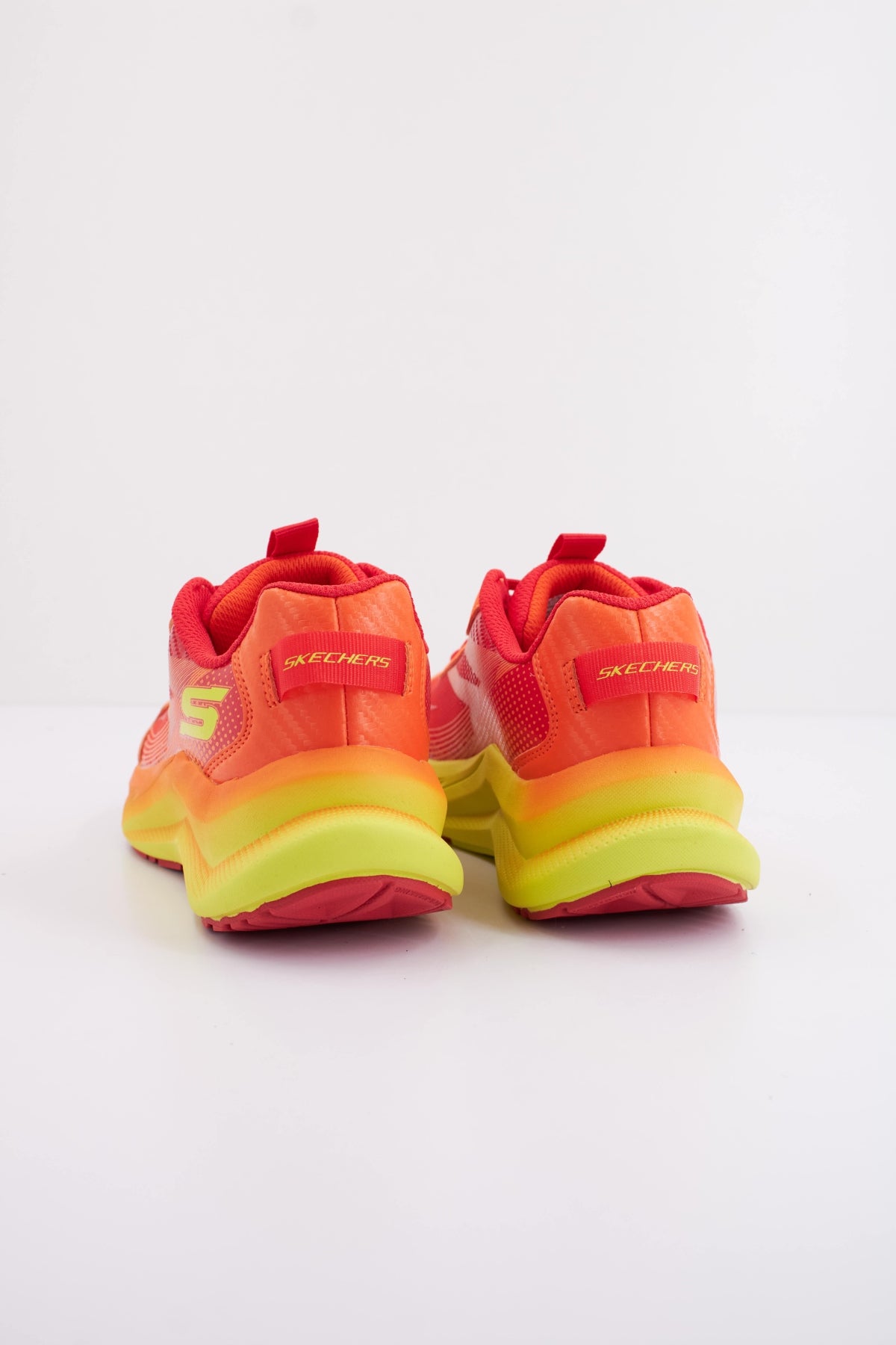 SKECHERS MAX CUSHIONING ASCENDER en color NARANJA  (4)