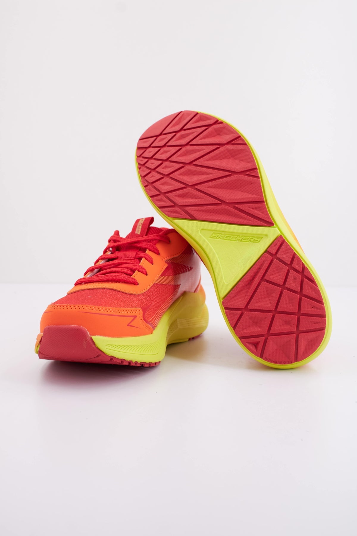 SKECHERS MAX CUSHIONING ASCENDER en color NARANJA  (5)