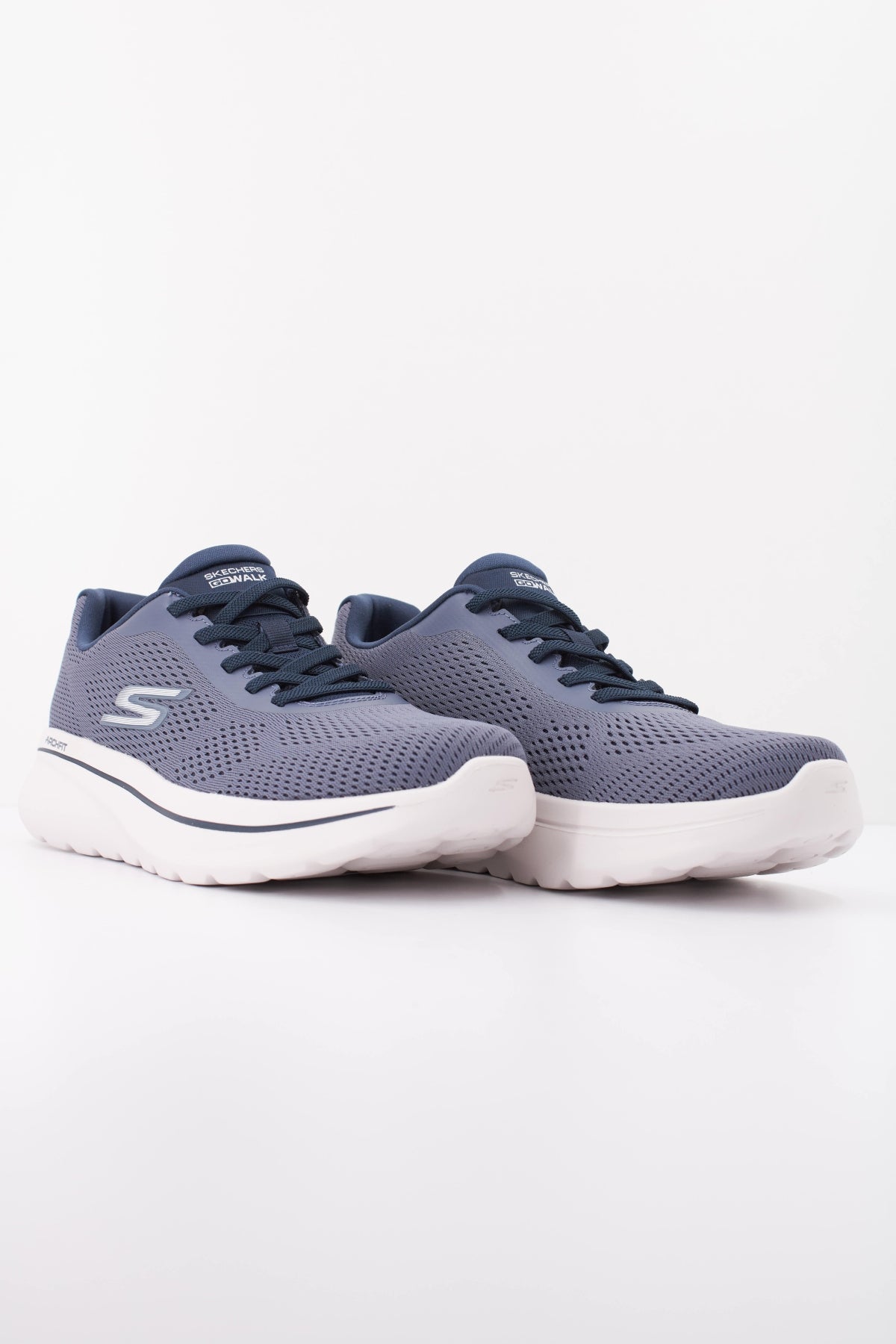 SKECHERS GO WALK ARCH FIT N JOY JUNI en color AZUL  (2)