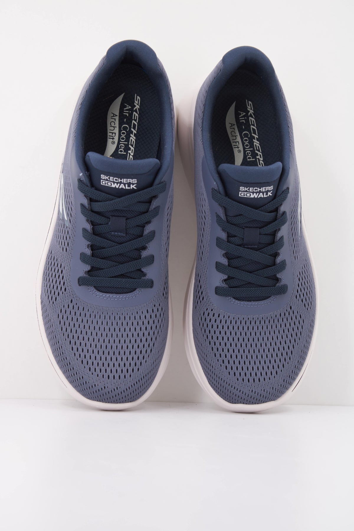 SKECHERS GO WALK ARCH FIT N JOY JUNI en color AZUL  (3)