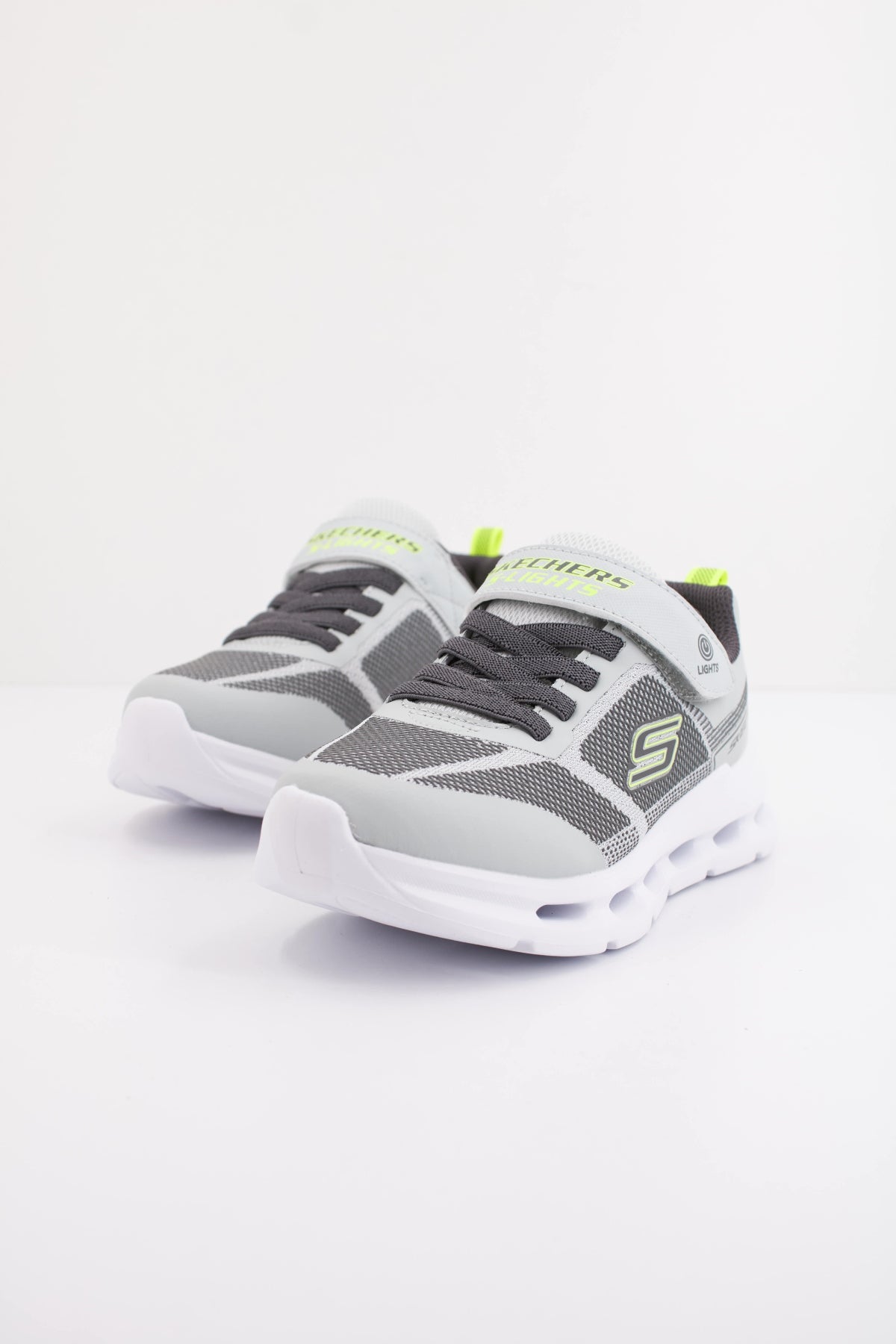 SKECHERS GLIDE STEP LIGHT en color GRIS  (2)