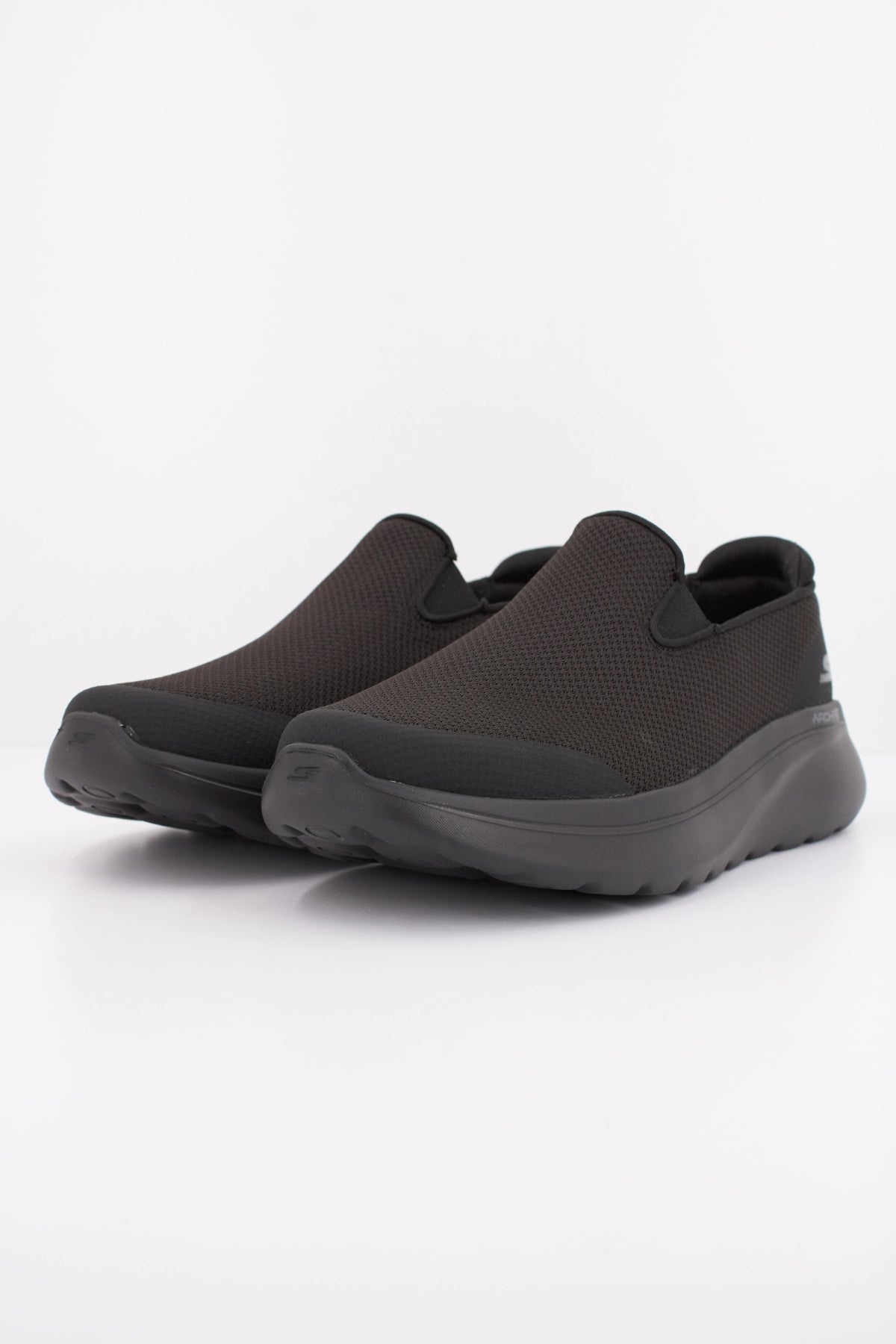 SKECHERS GO WALK ARCH FIT N JOY en color NEGRO  (2)