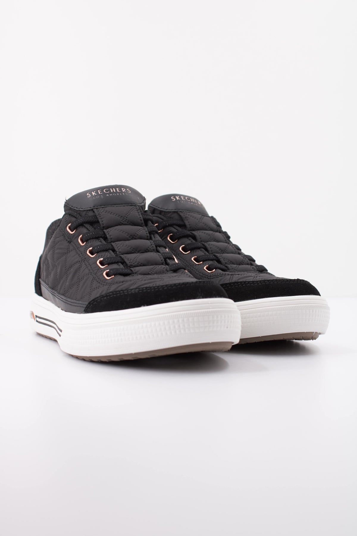SKECHERS S ARCH FIT ARCADE CUDDLE STEP en color NEGRO  (2)