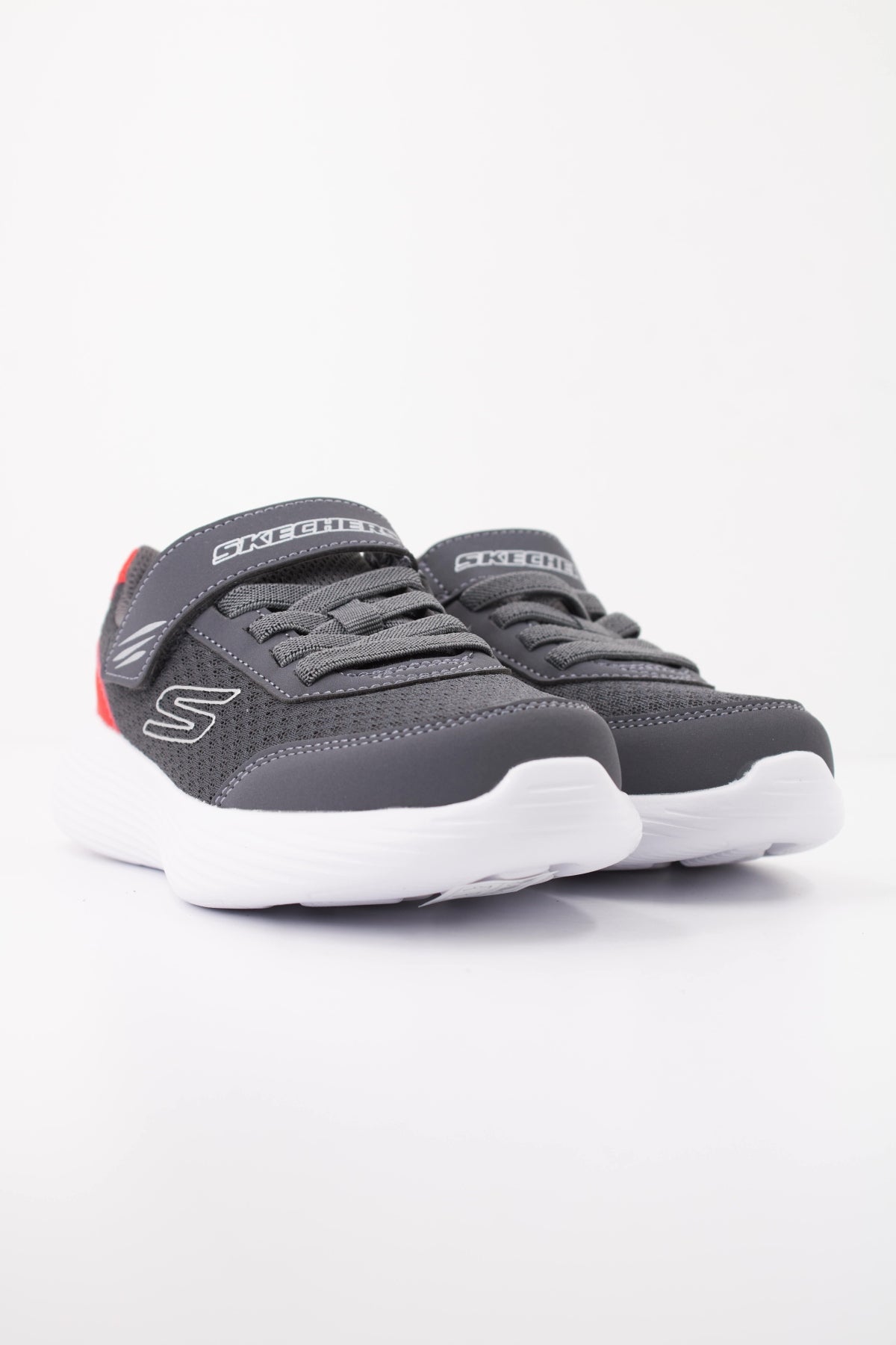 SKECHERS GO RUN  V QUANTA en color GRIS  (2)