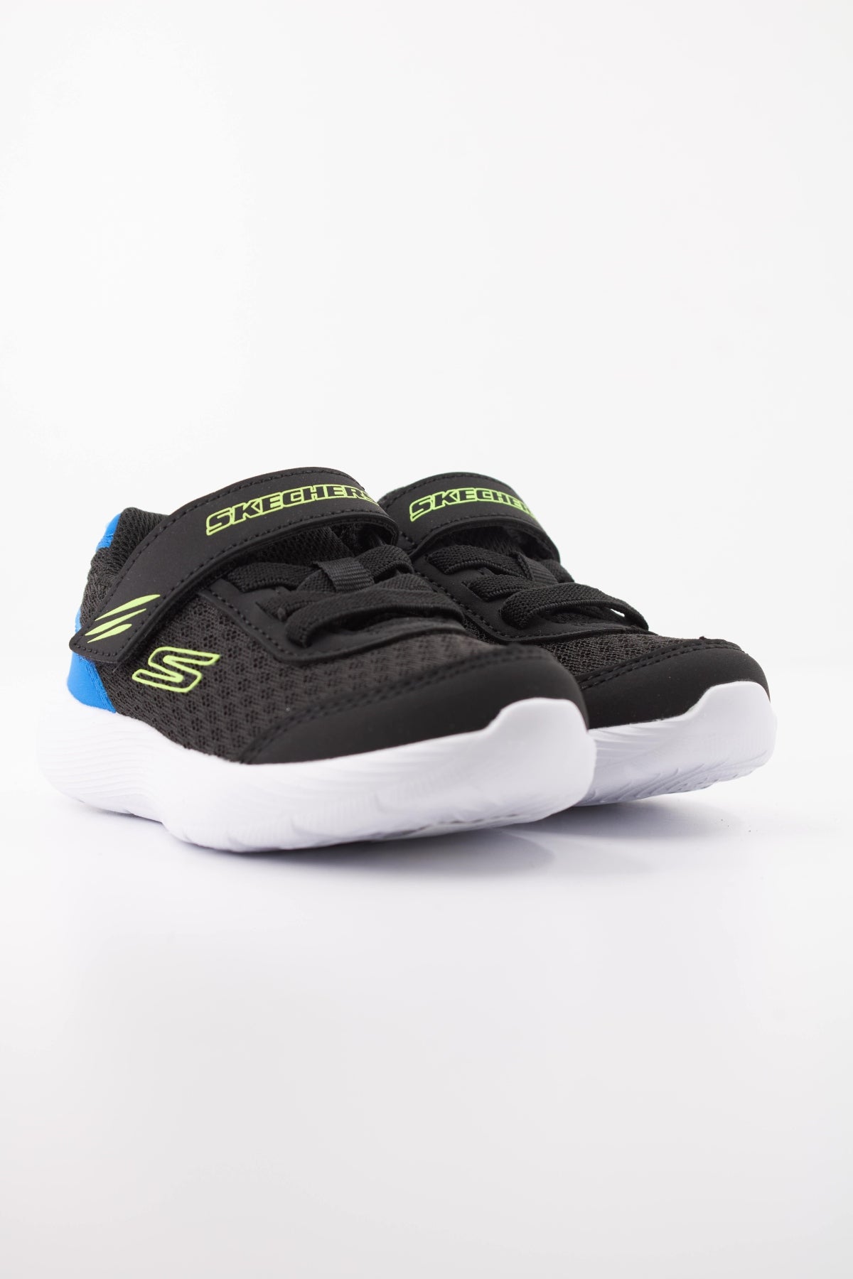 SKECHERS DYNA LITE LIL QUANTA en color NEGRO  (2)