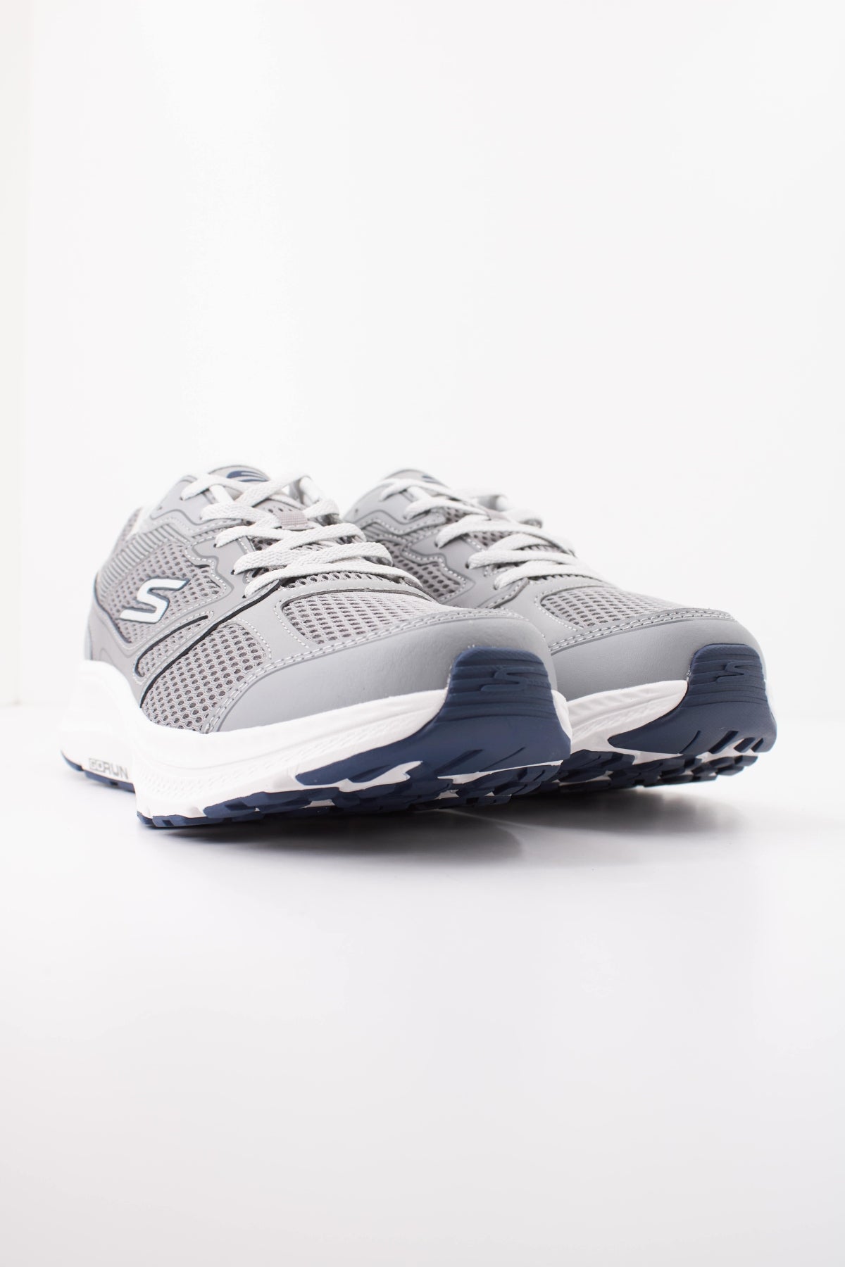 SKECHERS  en color GRIS  (2)