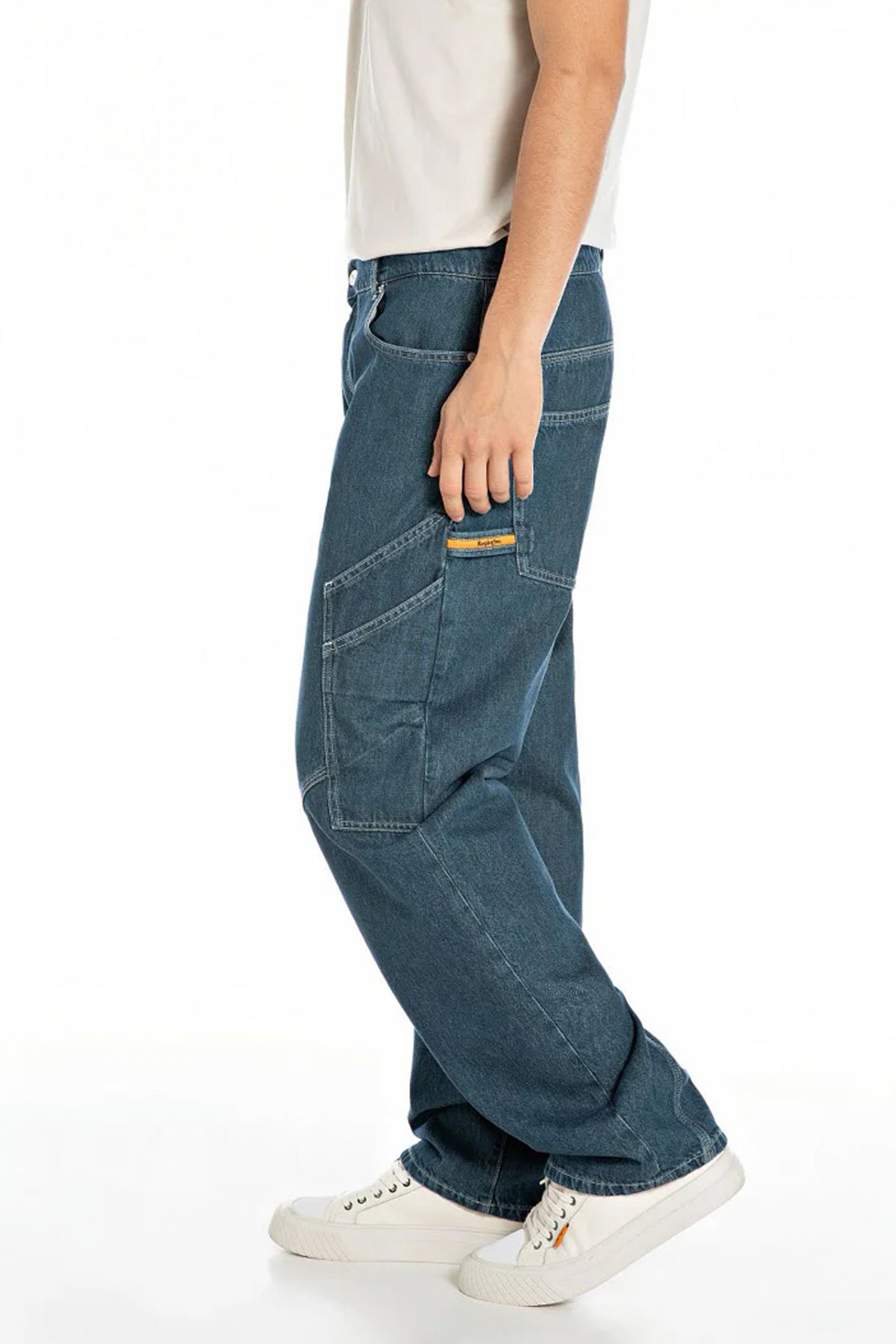 REPLAY RELAXED FIT CARGO DENIM PANTS en color AZUL  (3)