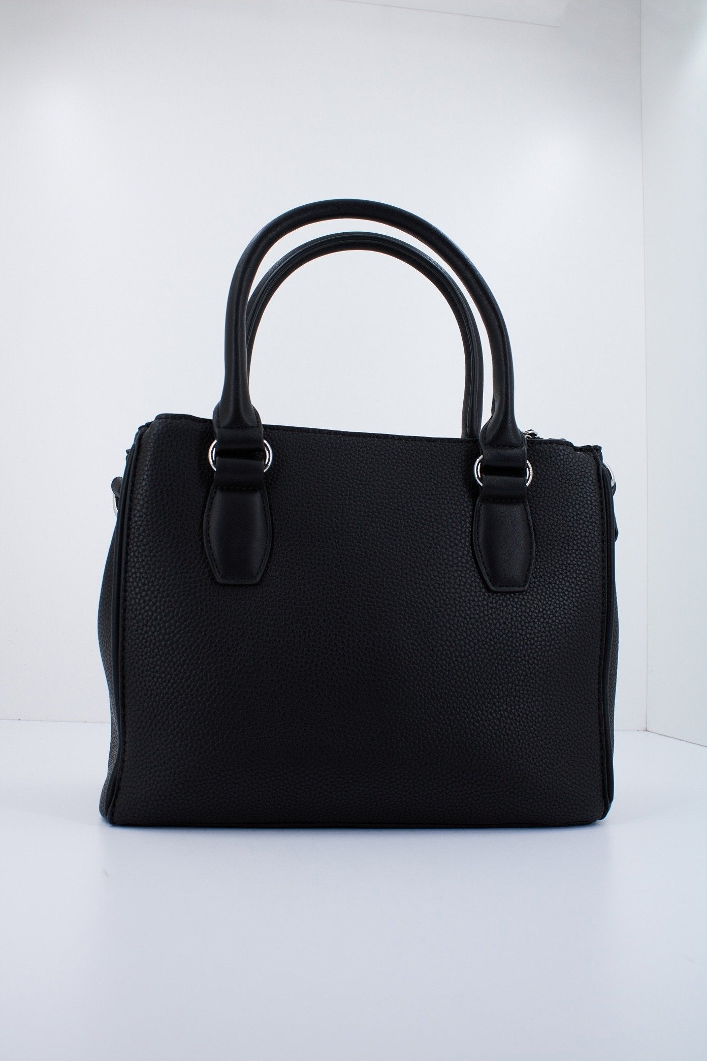 VALENTINO BAGS SOHO en color NEGRO  (2)