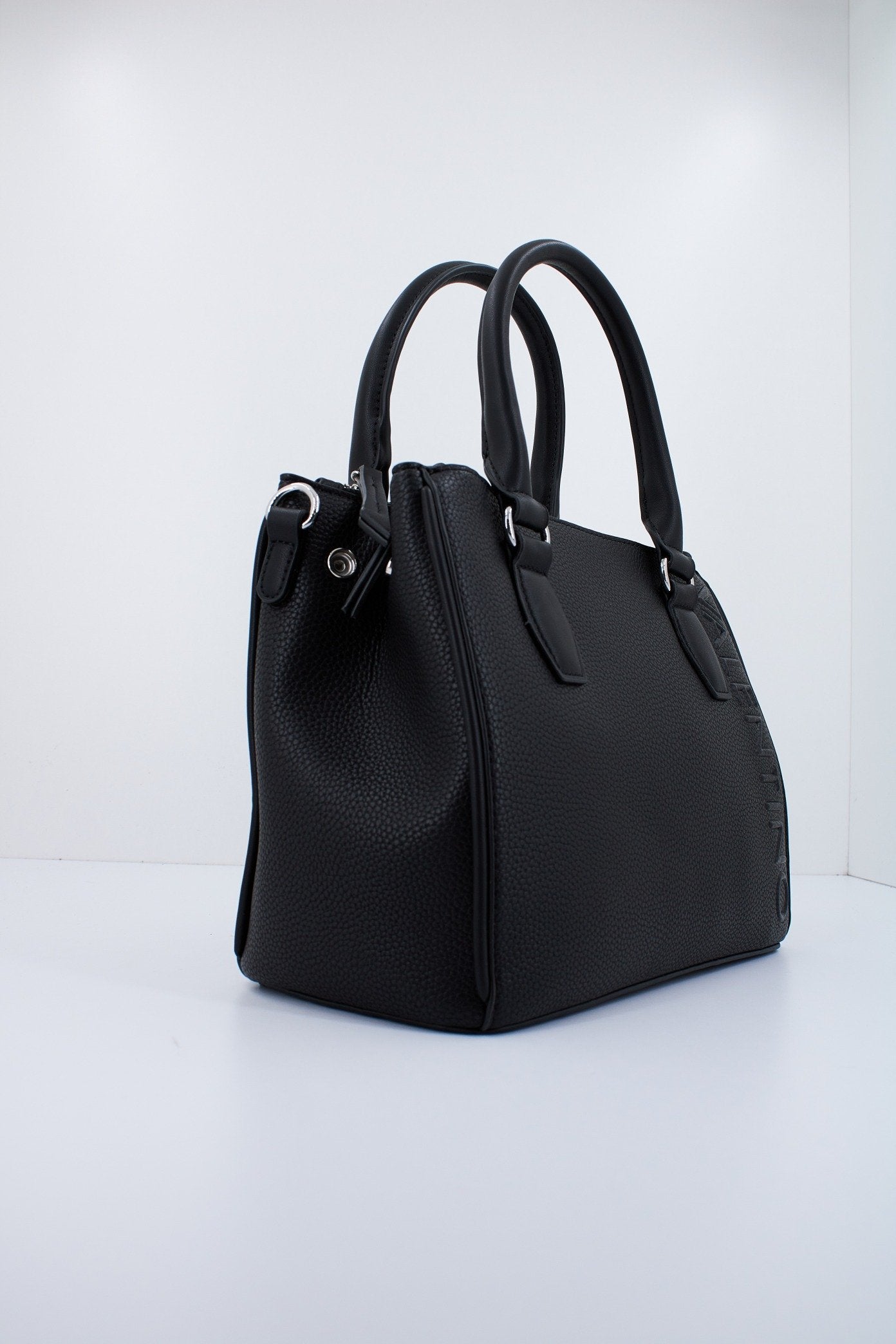VALENTINO BAGS SOHO en color NEGRO  (3)