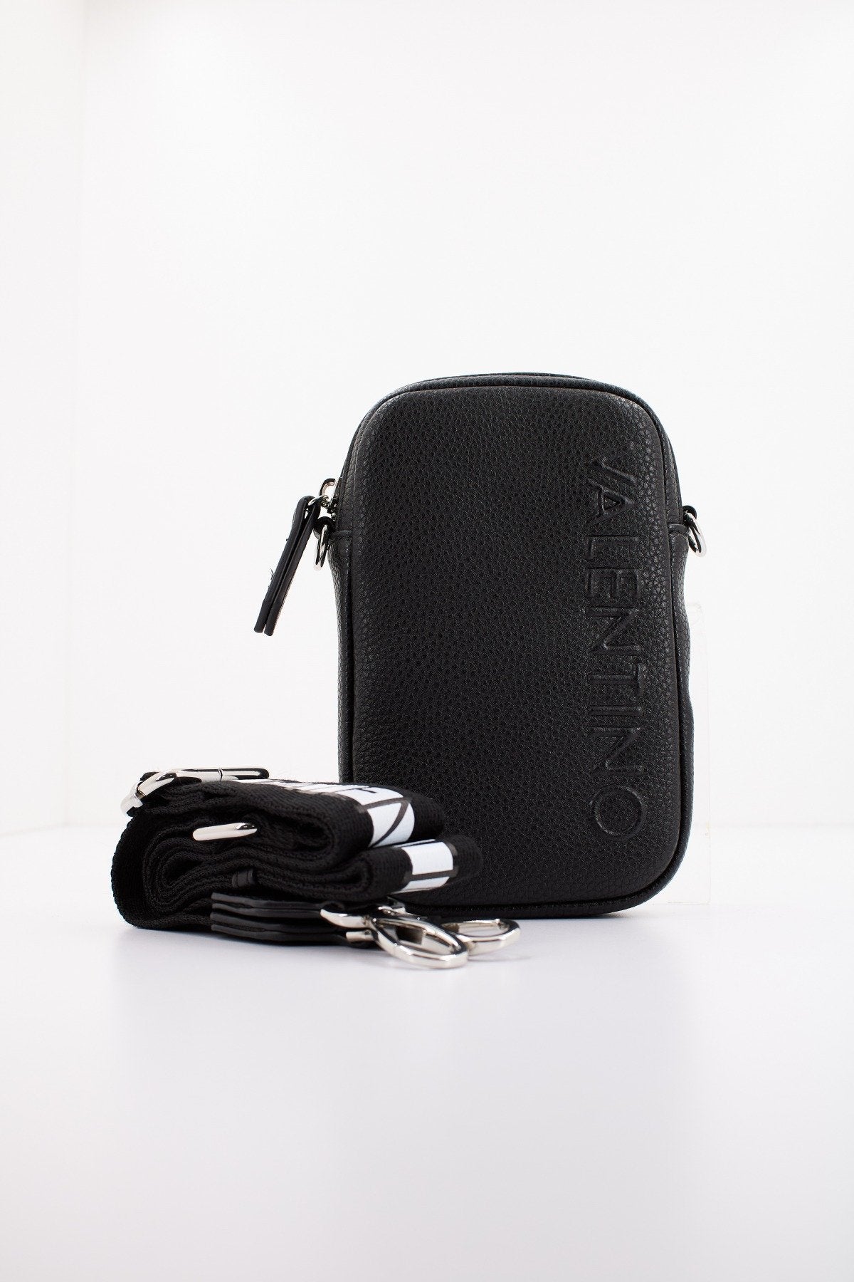 VALENTINO BAGS SOHO en color NEGRO  (1)