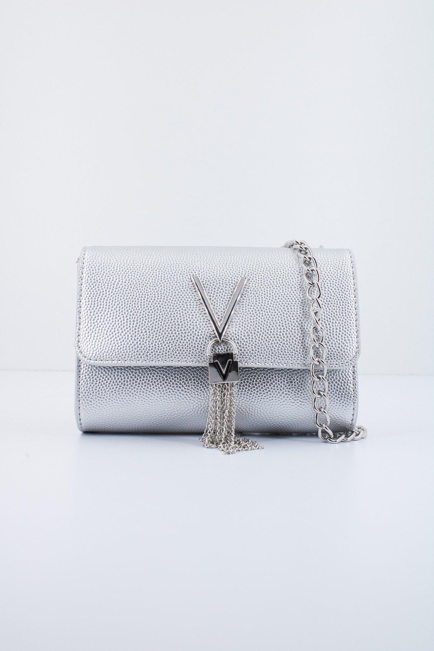 VALENTINO BAGS DIVINA en color PLATA  (1)