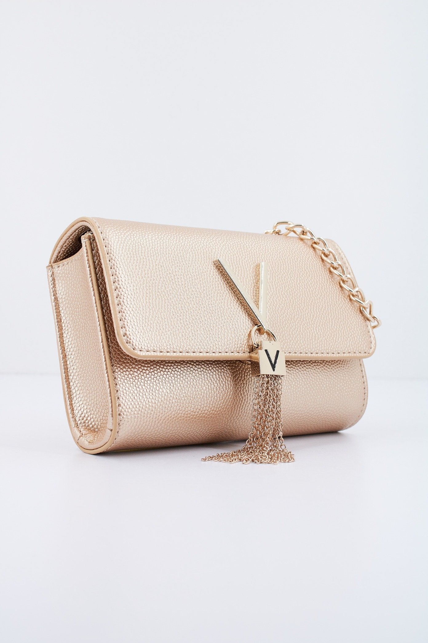 VALENTINO BAGS DIVINA en color ORO  (3)