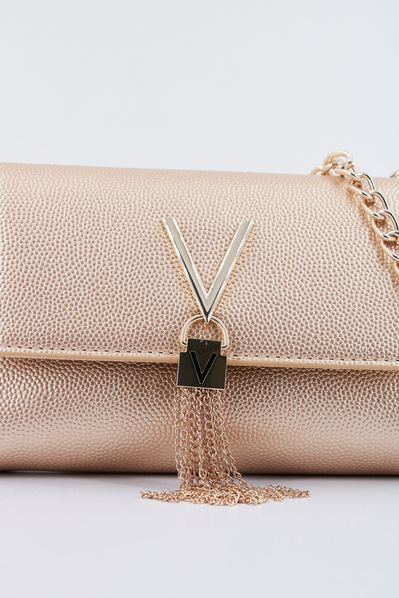 VALENTINO BAGS DIVINA en color ORO  (4)