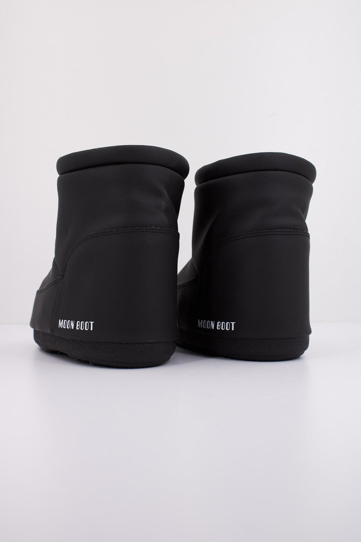 MOON BOOT ICON LOW NOLACE RUBBER  K en color NEGRO  (4)