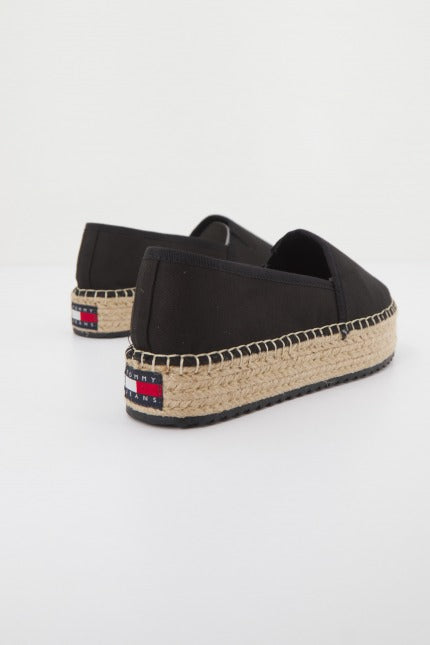 TOMMY JEANS FLATFORM ESP en color NEGRO  (3)