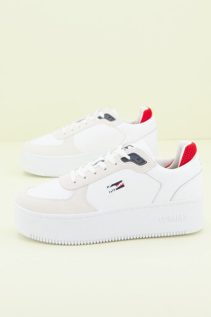 TOMMY JEANS  ICONIC FLATF en color BLANCO  (2)